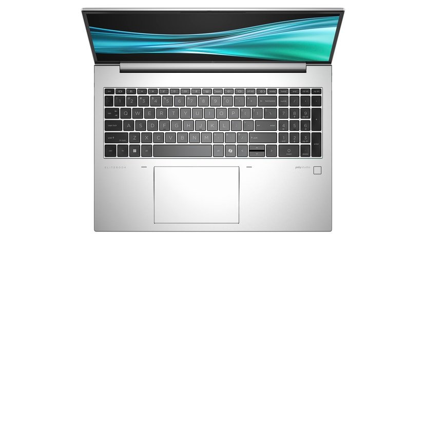 Draufsicht auf einen silbernen Laptop mit Tastatur und Trackpad. Geöffneter Deckel, schwarzer Bildschirm, weißer Hintergrund.