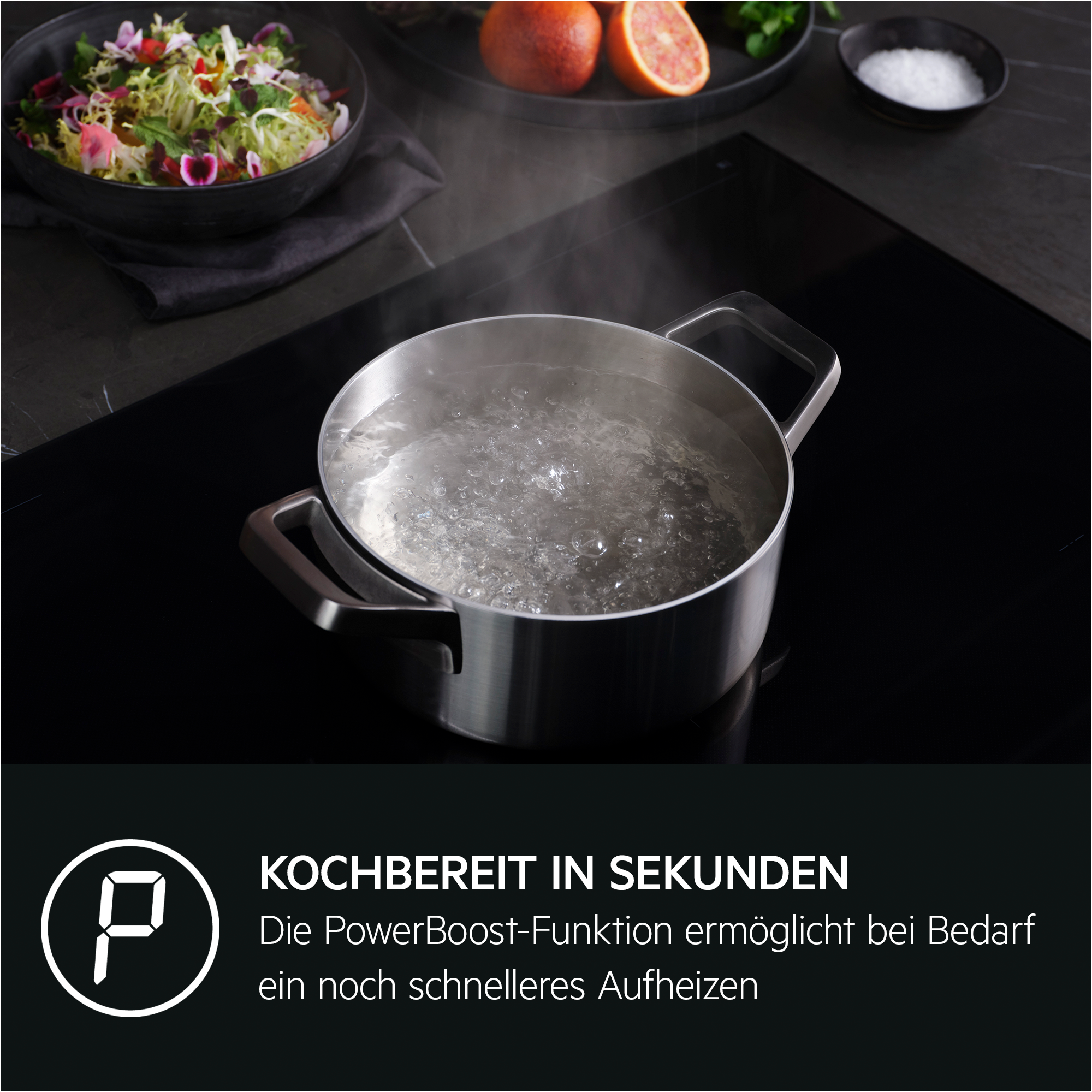 Edelstahltopf mit kochendem Wasser auf einem schwarzen Induktionskochfeld mit deutschem Text.