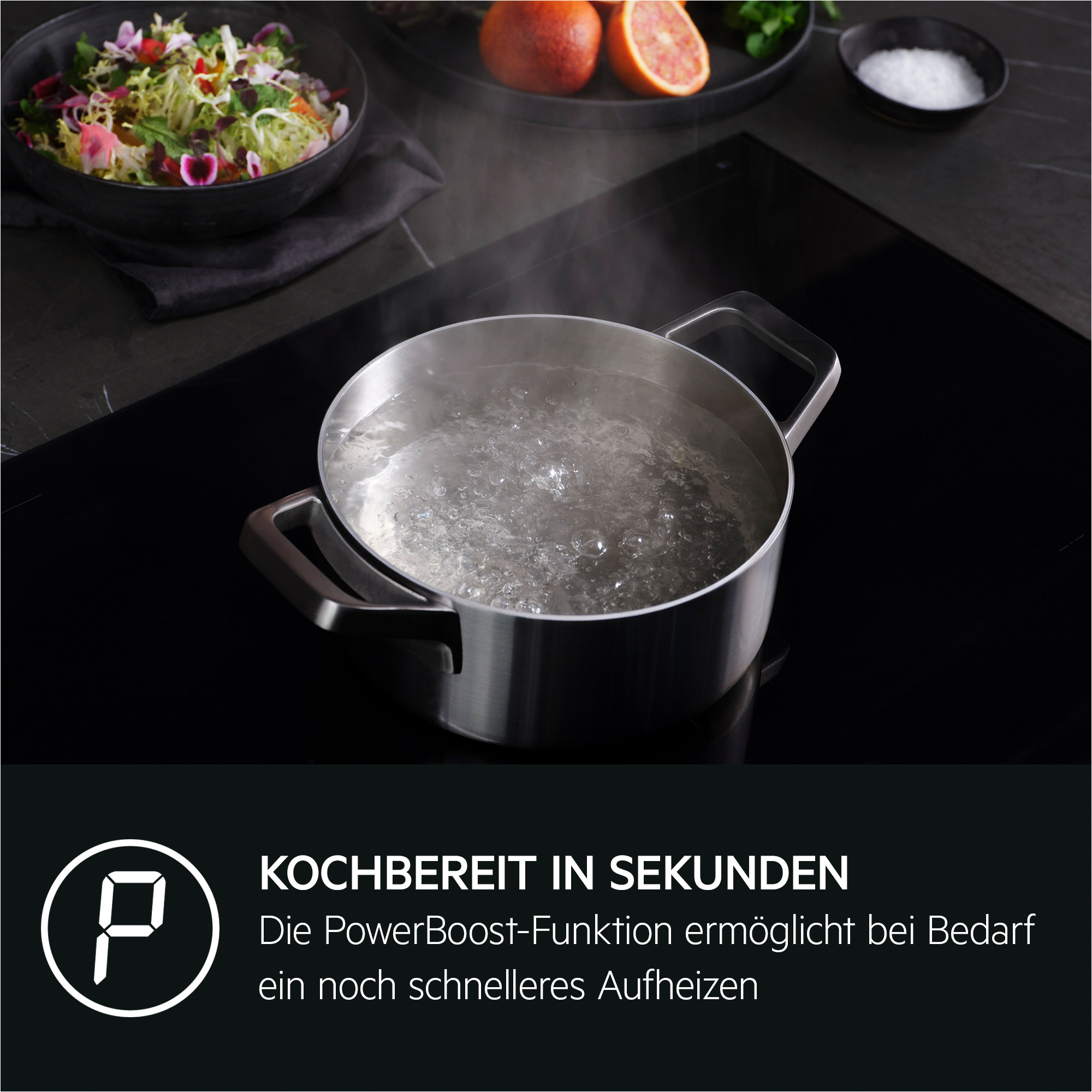 Ein Topf mit kochendem Wasser auf einem schwarzen Kochfeld. Der Text zur PowerBoost-Funktion ist sichtbar.
