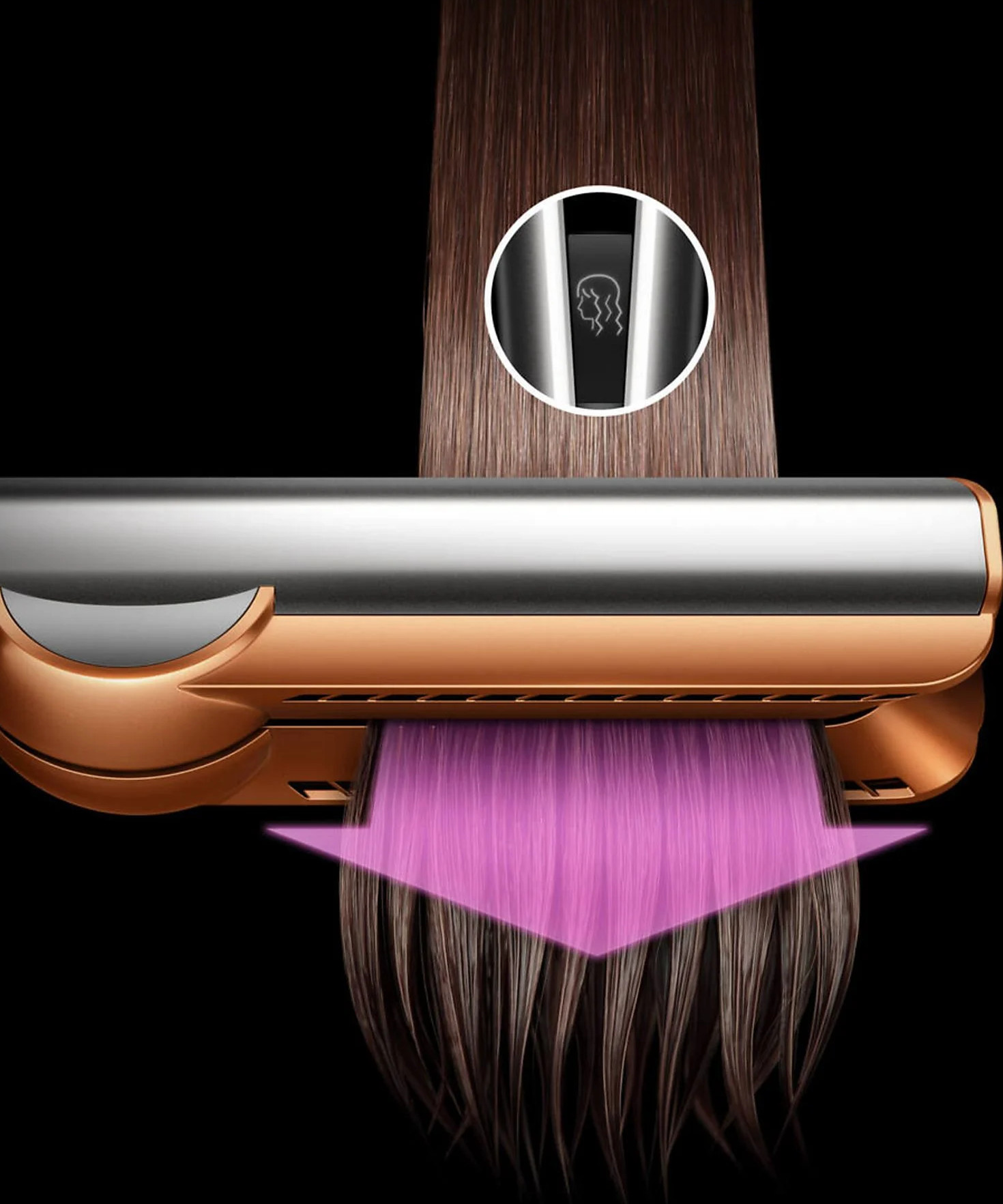 Włosy stylizowane prostownicą Dyson w kolorze złotym i srebrnym. Różowa strzałka.