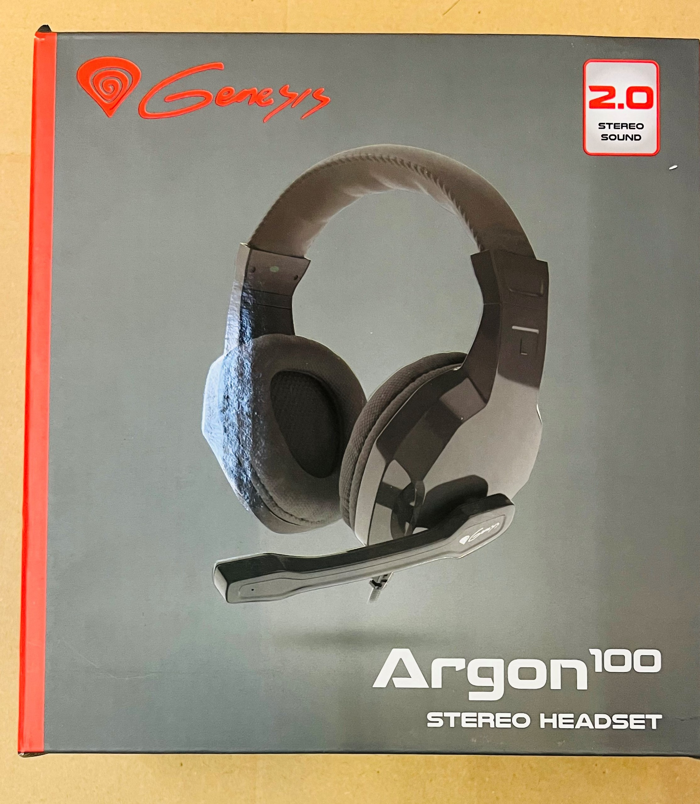 Pudełko na zestaw słuchawkowy. Czerwone logo Genesis i napisy Argon 100 Stereo Headset.