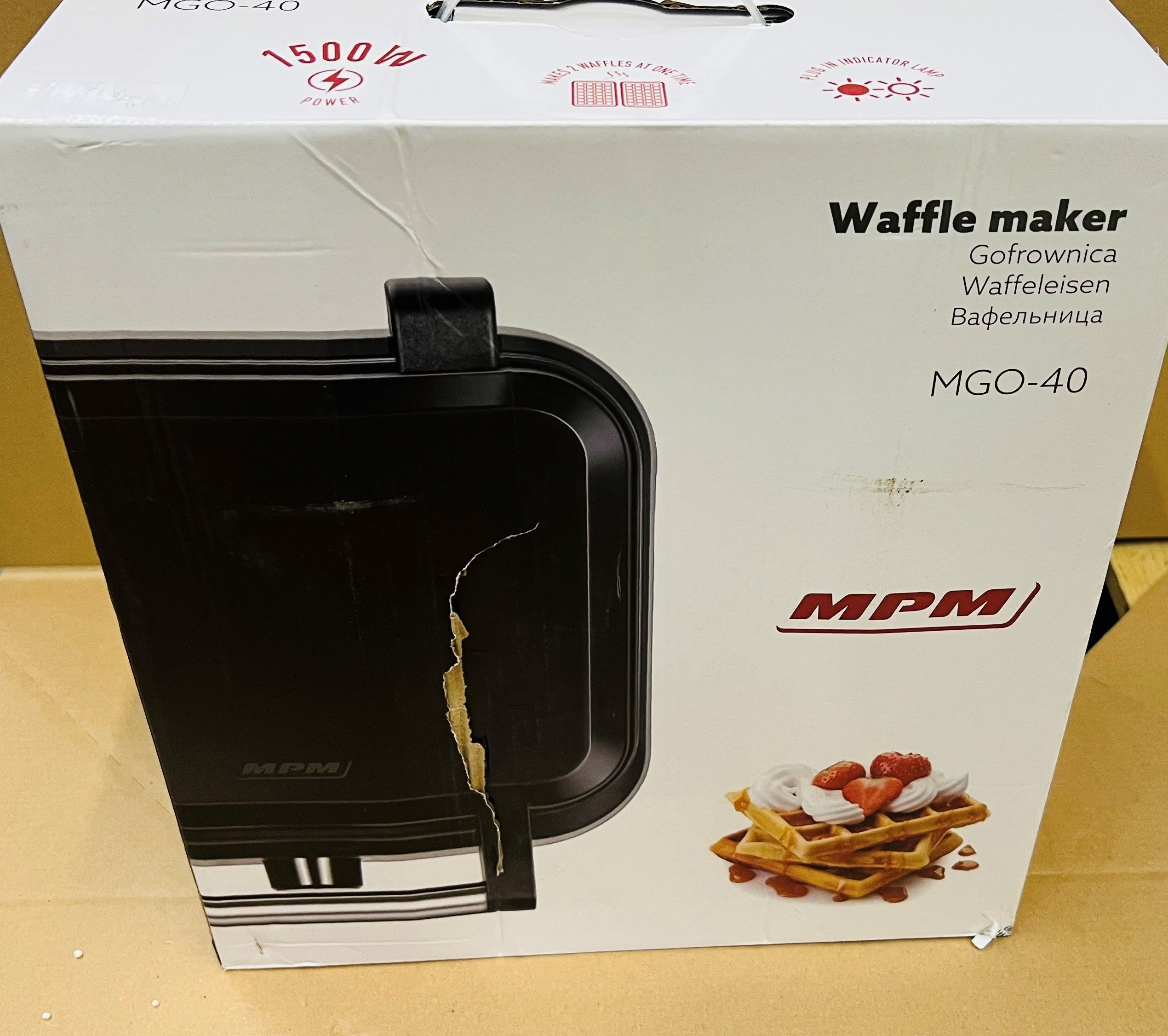 Pudełko do gofrownicy z gofrownicą. Pudełko zawiera tekst w wielu językach.