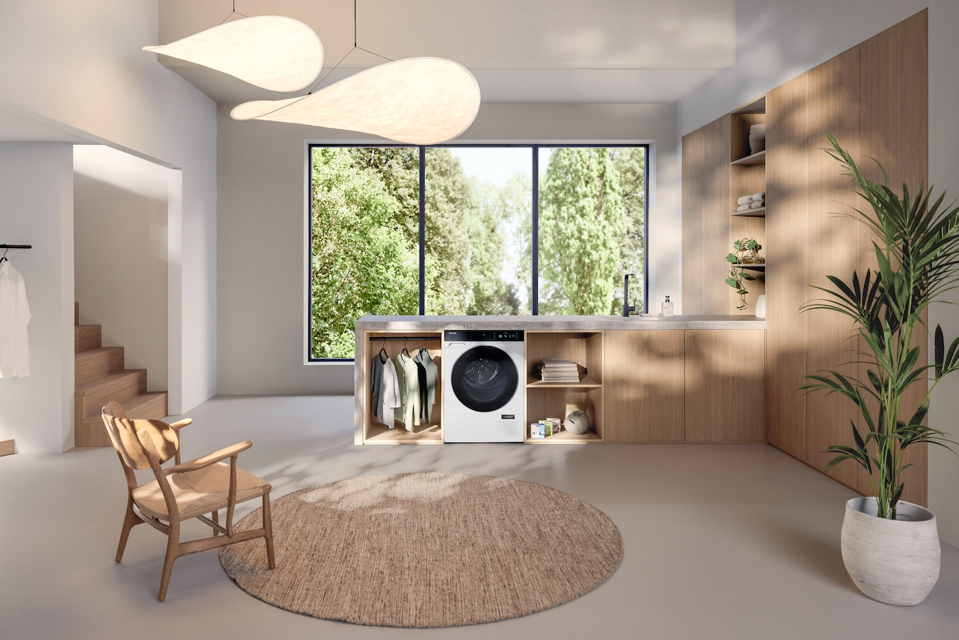 Modernes Waschzimmer mit Waschmaschine, rundem Teppich, Holzstuhl und Fenster mit Blick auf Bäume.
