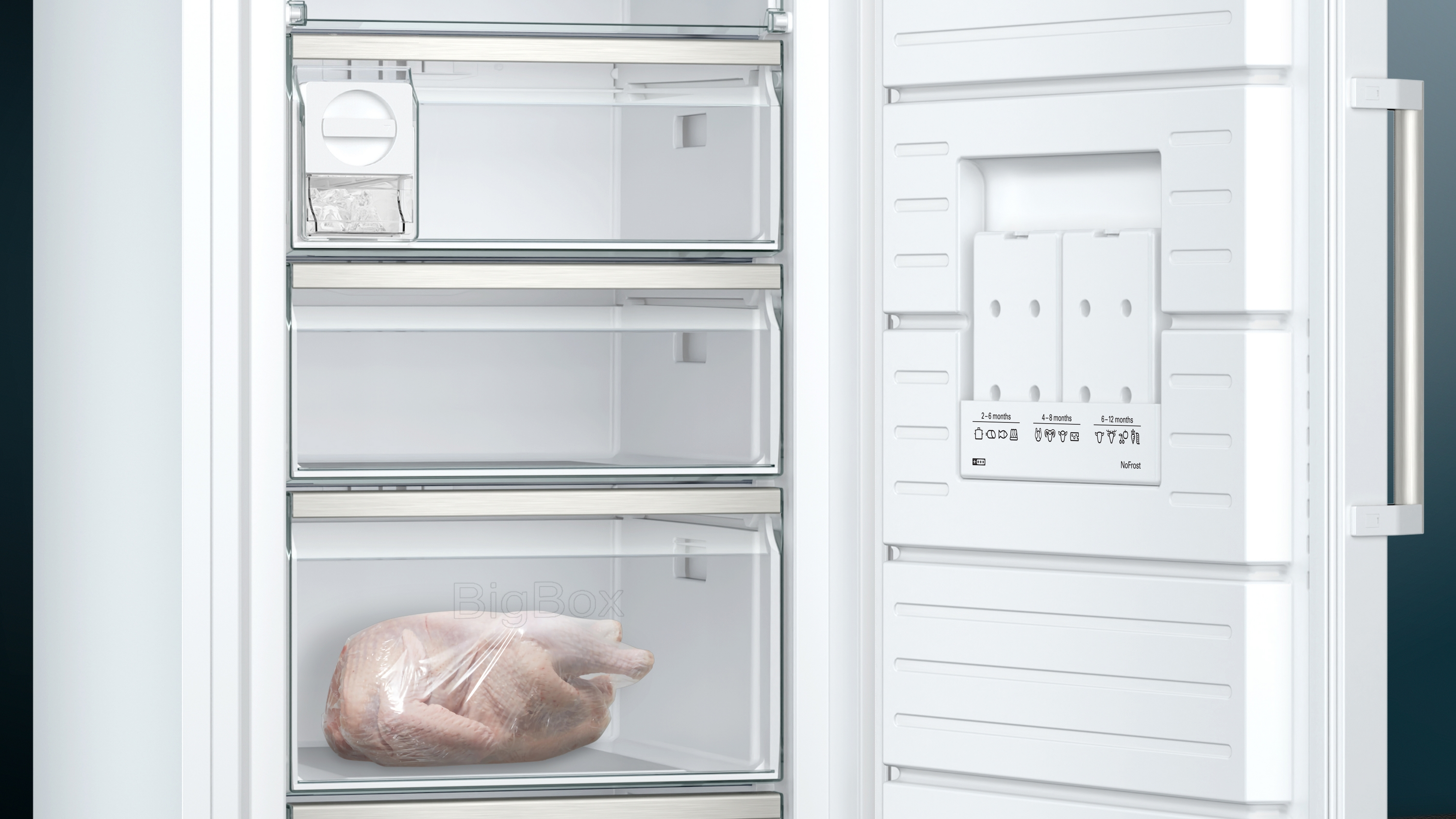 Ein gefrorenes Huhn in Plastikfolie in einer Schublade eines Kühlschranks.