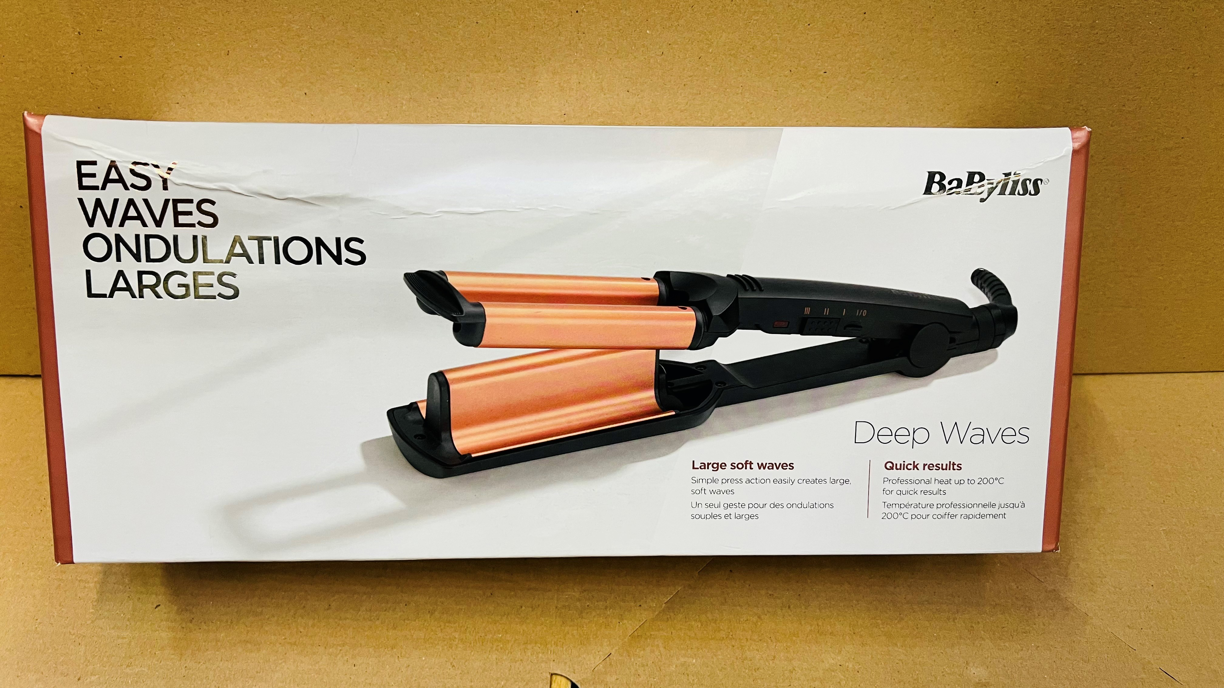 Pudełko do falowania włosów z tekstem i obrazami. Jest na brązowej powierzchni.