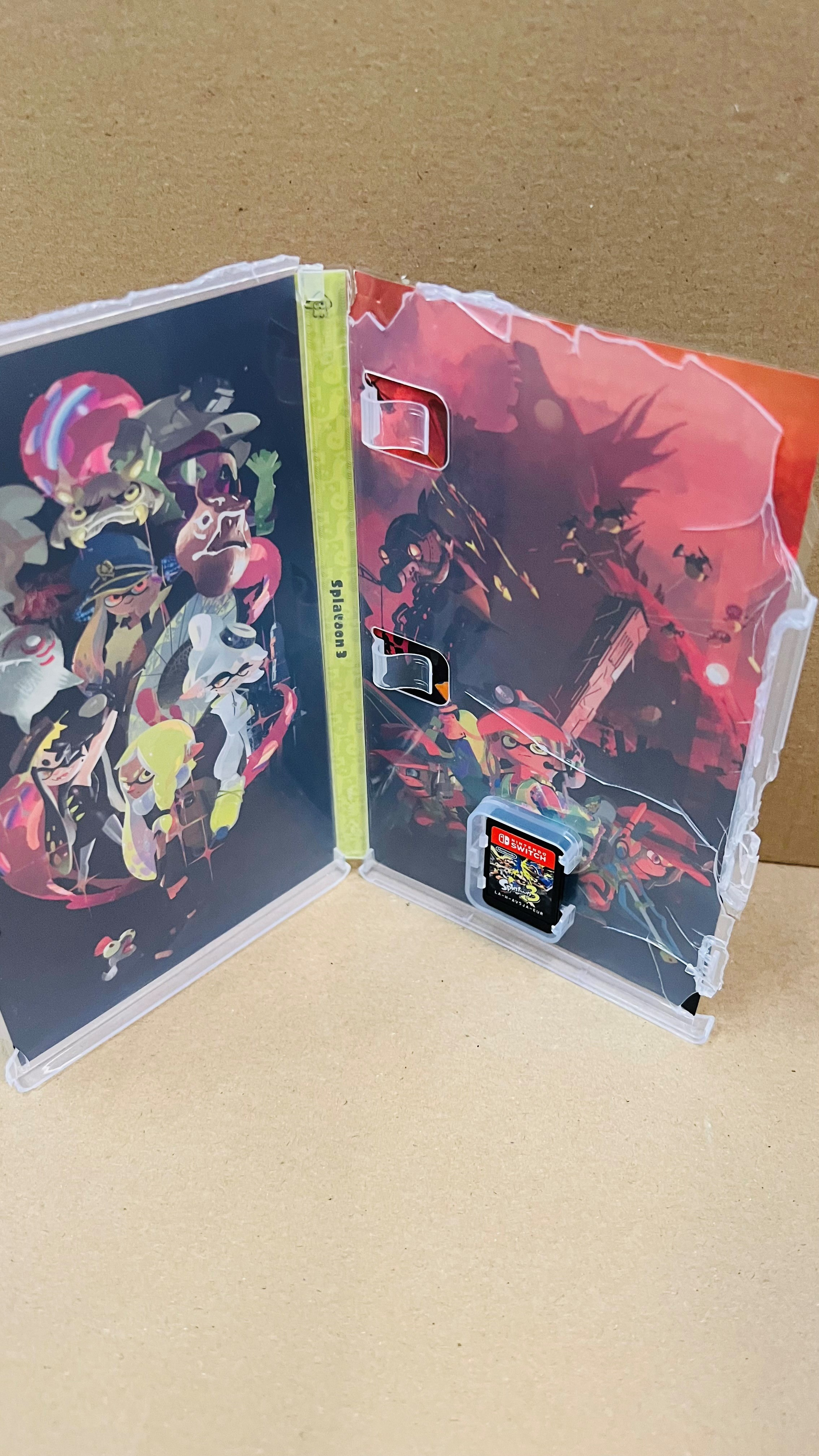 Otwarta obudowa gry Splatoon 3. Pokazuje kartridż gry, postacie i żywą grafikę.