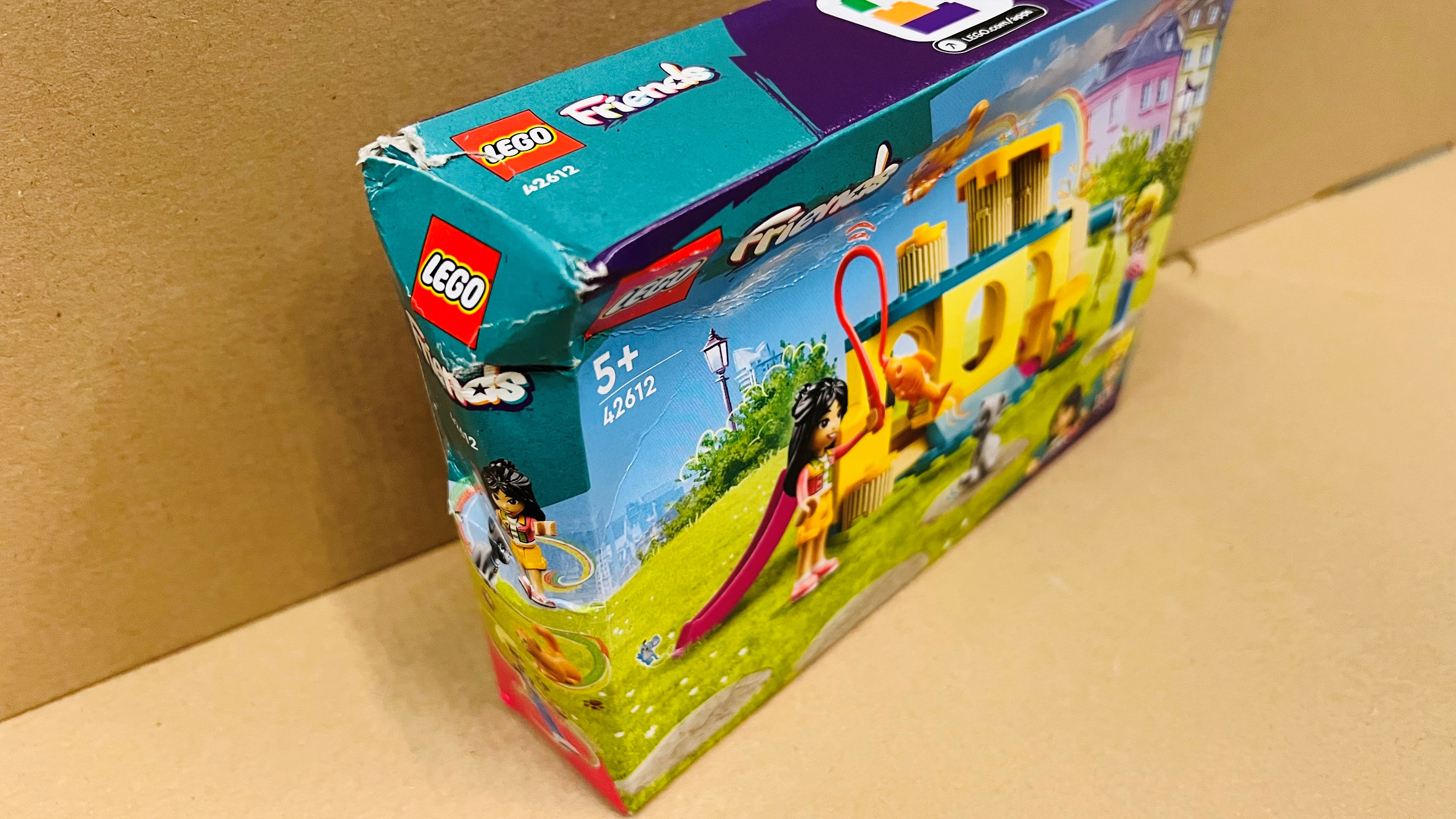 Pudełko Lego Friends z figurkami i scenką domku do zabawy.