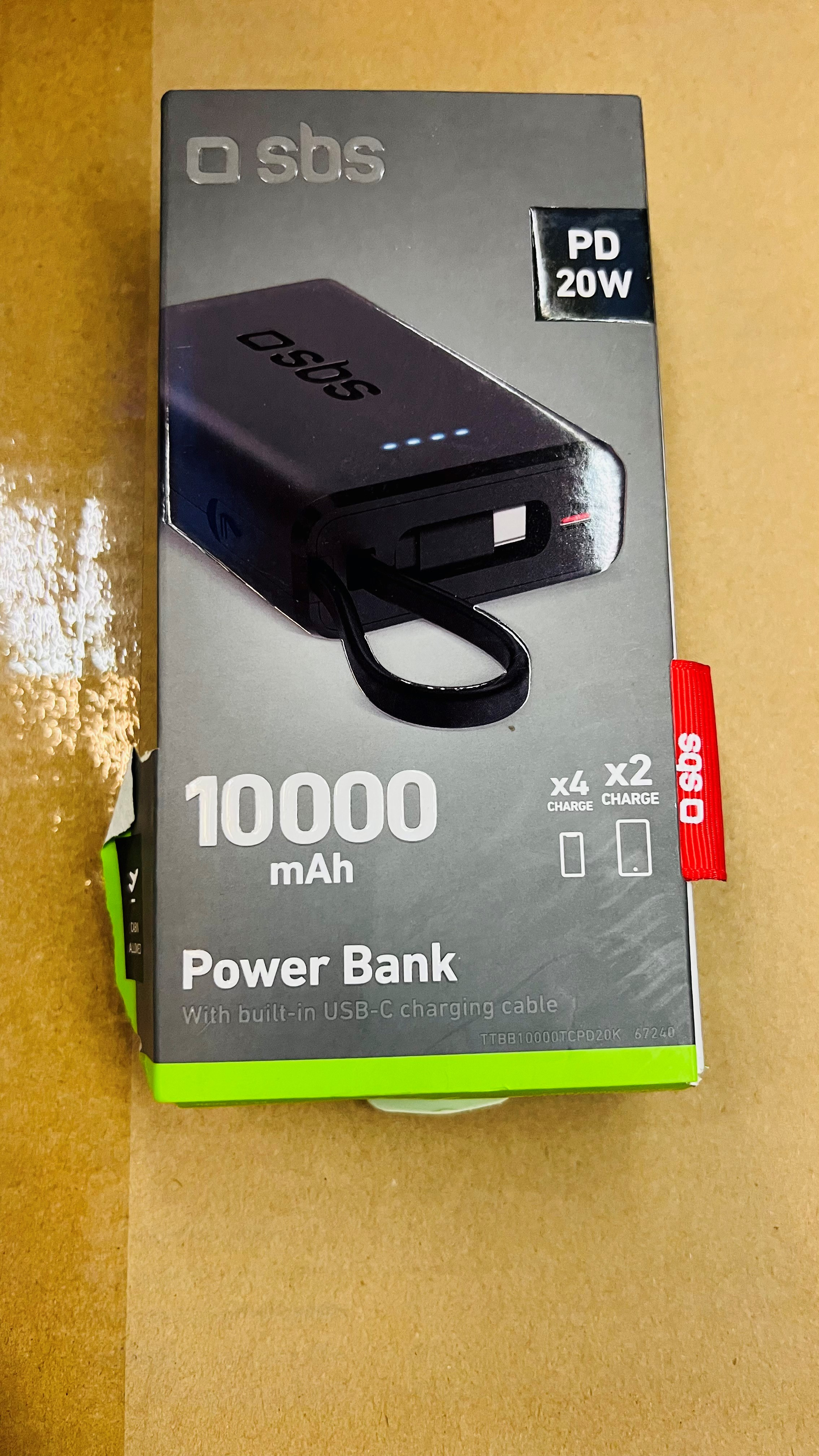 Czarne i szare pudełko power banku z kablem do ładowania i ikonami telefonów, tekst mówi 10000 mAh.