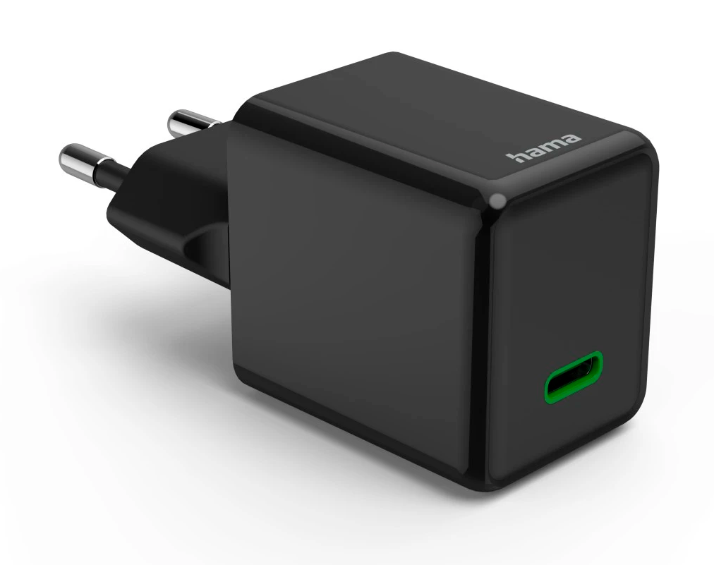 Czarna ładowarka z zielonym portem USB-C i wtyczką. Białe tło.