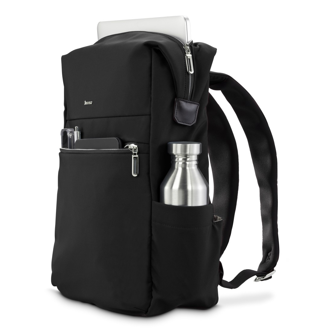 Schwarzer Rucksack mit Laptop, Wasserflasche und Telefon.