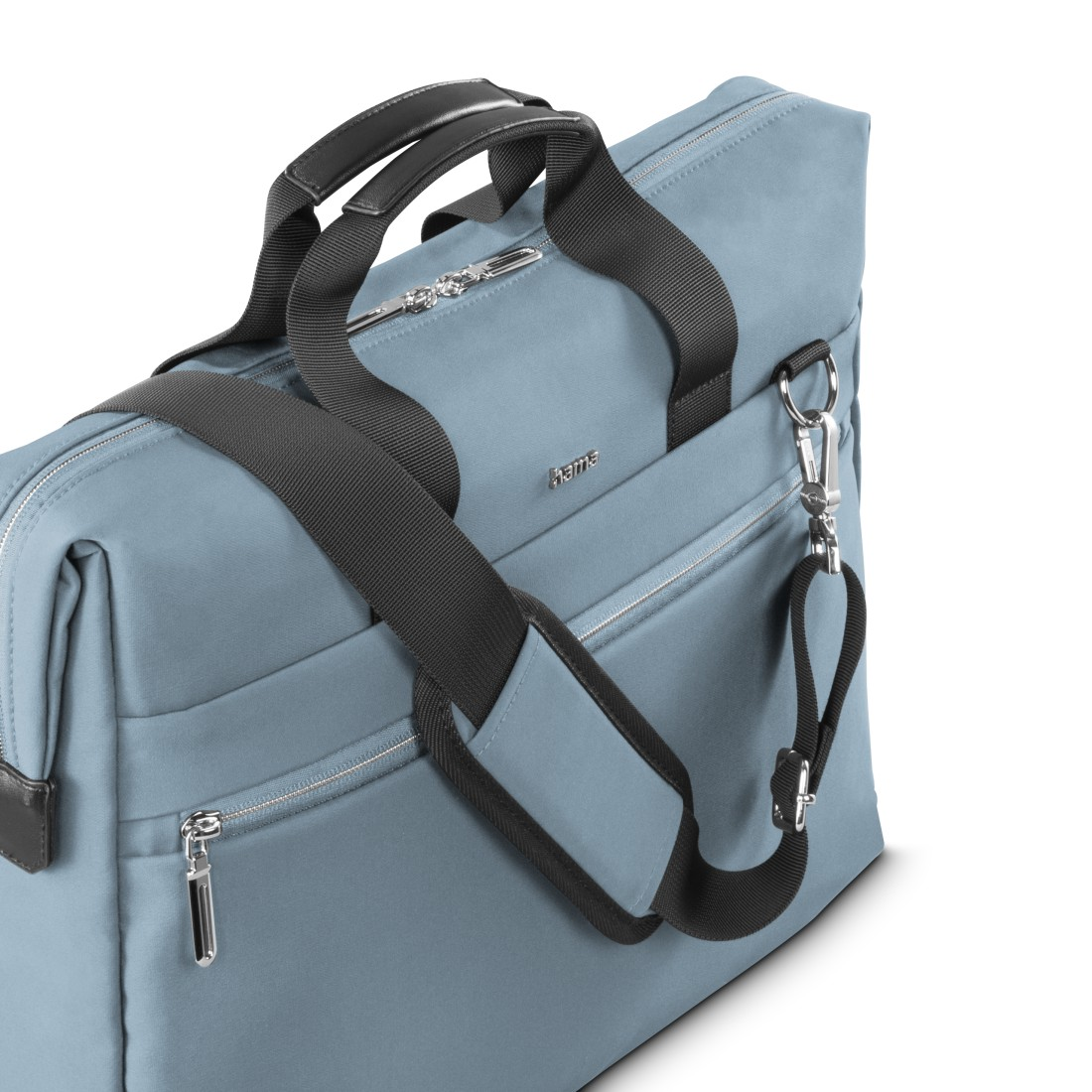 Hellblaue Laptoptasche mit schwarzen Gurten und Reißverschlüssen. Hama-Logo sichtbar.