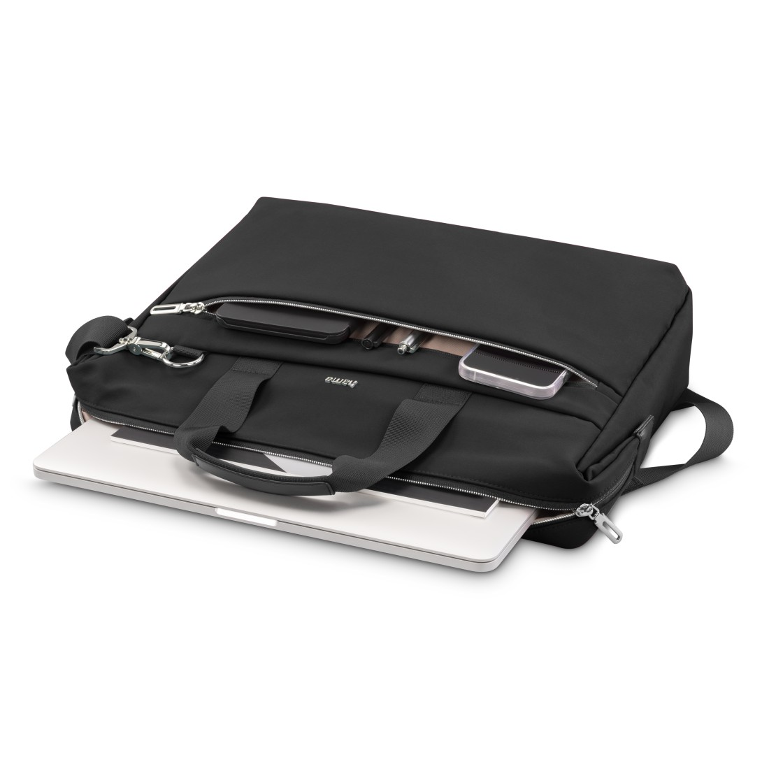 Schwarze Laptoptasche, teilweise geöffnet. Ein Laptop, Stifte und ein Telefon sind darin. Weißer Hintergrund.