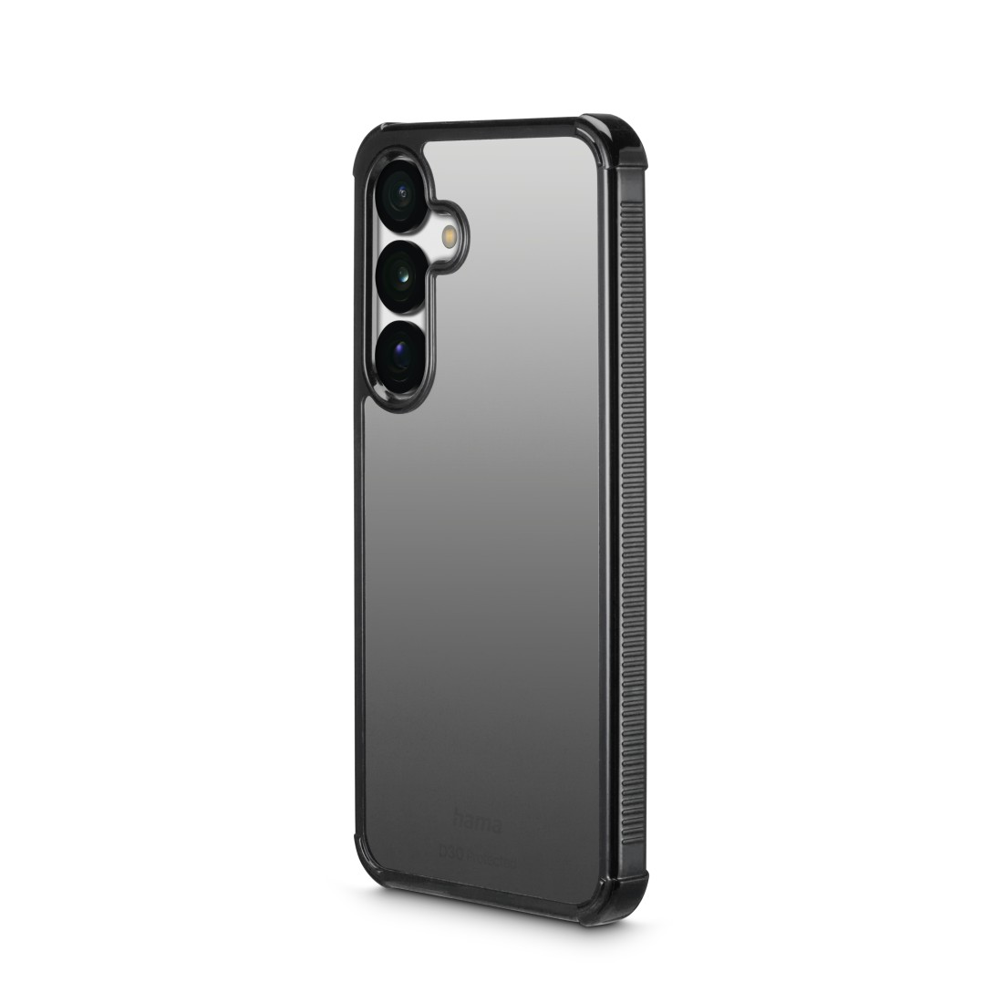Smartphone mit Dreifach-Kameralinsen in dunkler Hülle. Winkelansicht, grauer Hintergrund.