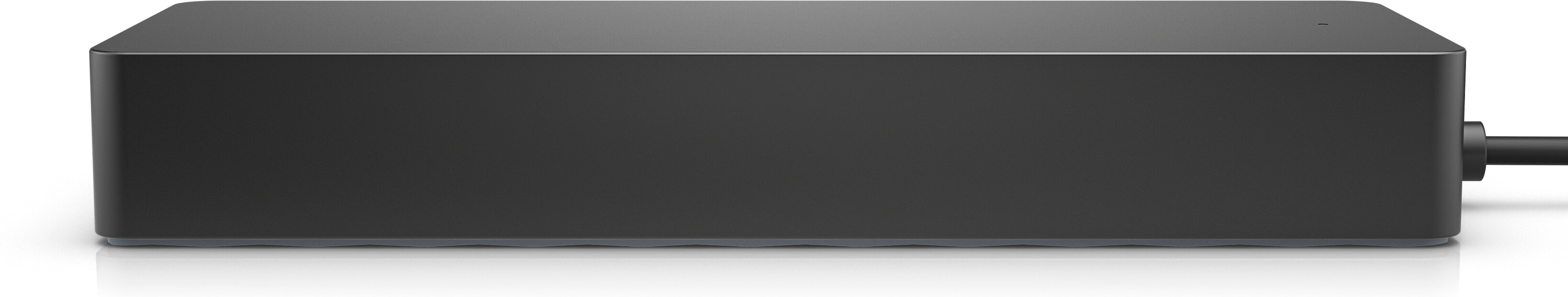 Schwarzer, rechteckiger Hub mit Kabel und Stecker. Weißer Hintergrund.
