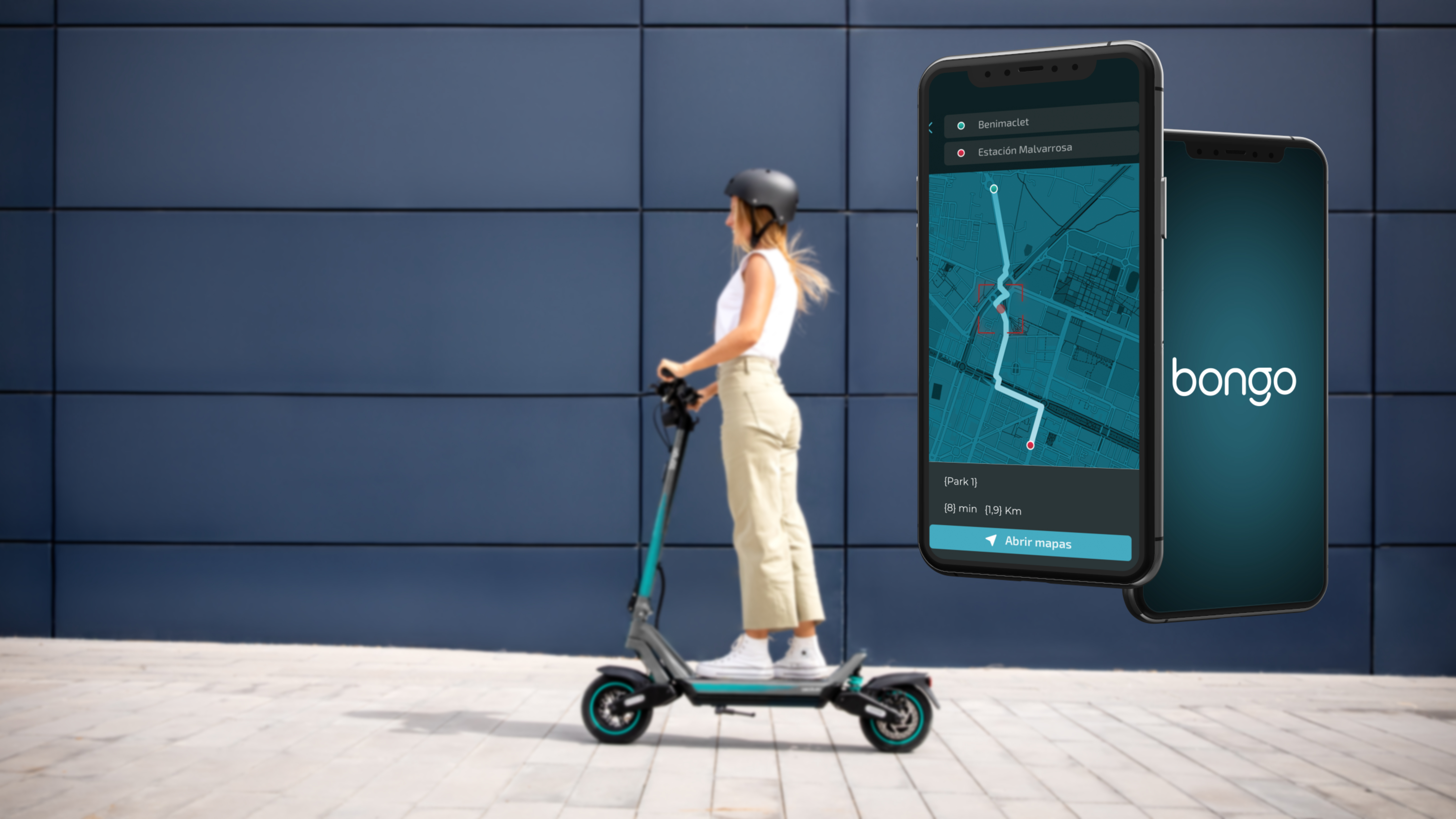 Mujer montando un patinete eléctrico, con dos teléfonos mostrando mapa.