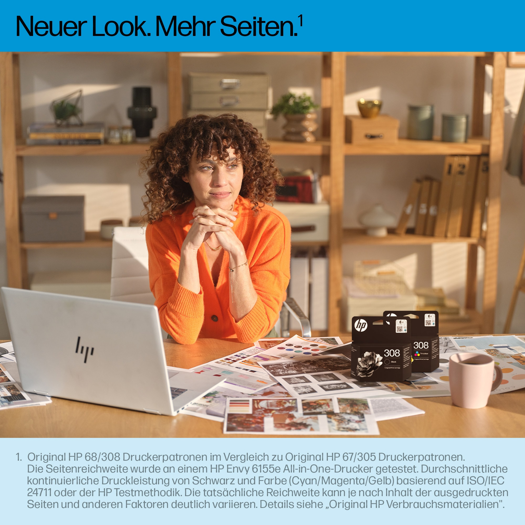 Frau am Schreibtisch mit Laptop, HP-Tintenpatronen, Farbmuster. Sie trägt Orange und hat lockiges Haar. Hintergrund unscharf.