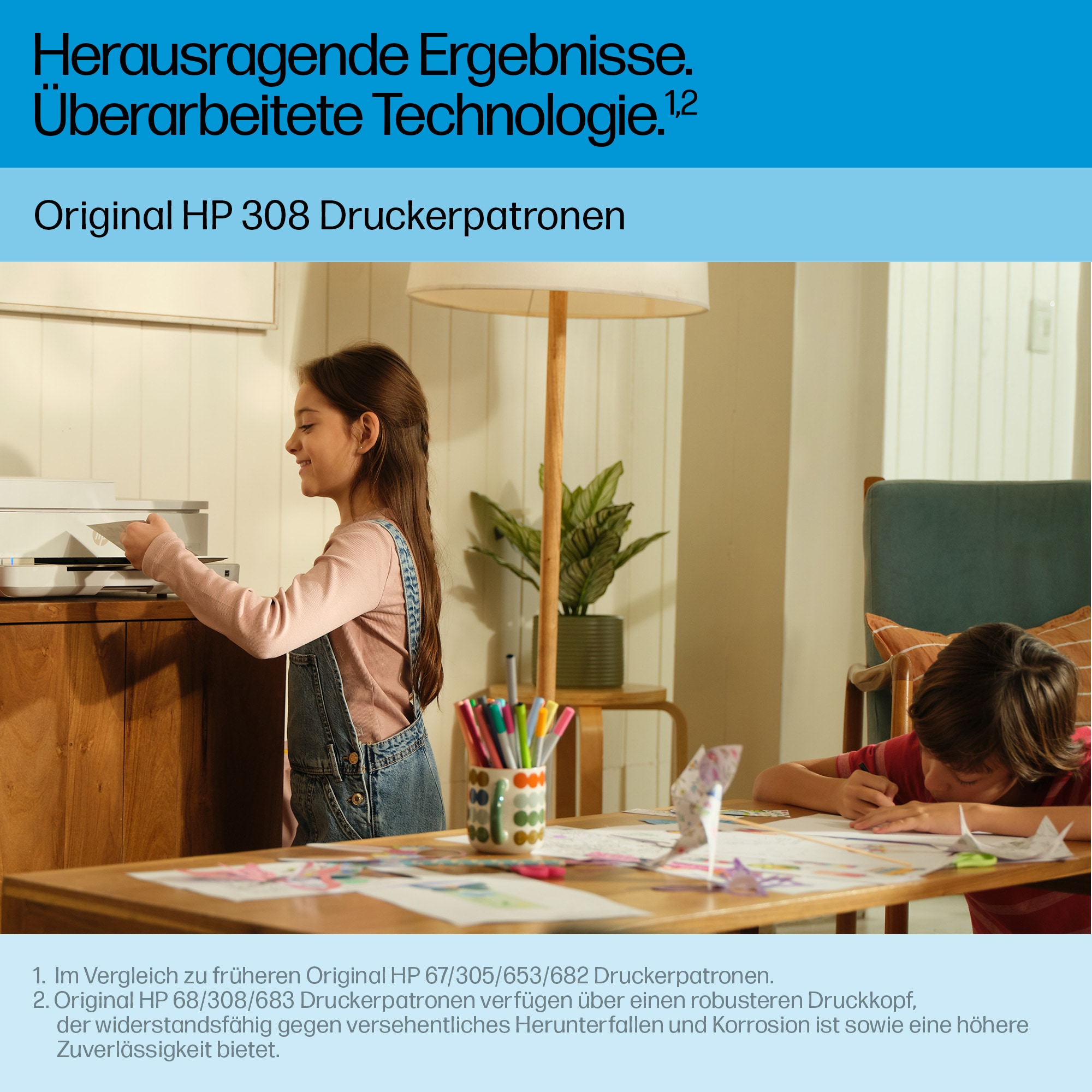 Mädchen legt Papier in den Drucker. Junge zeichnet am Tisch. Grüne Pflanze, Farbstifte und Lampe sichtbar.