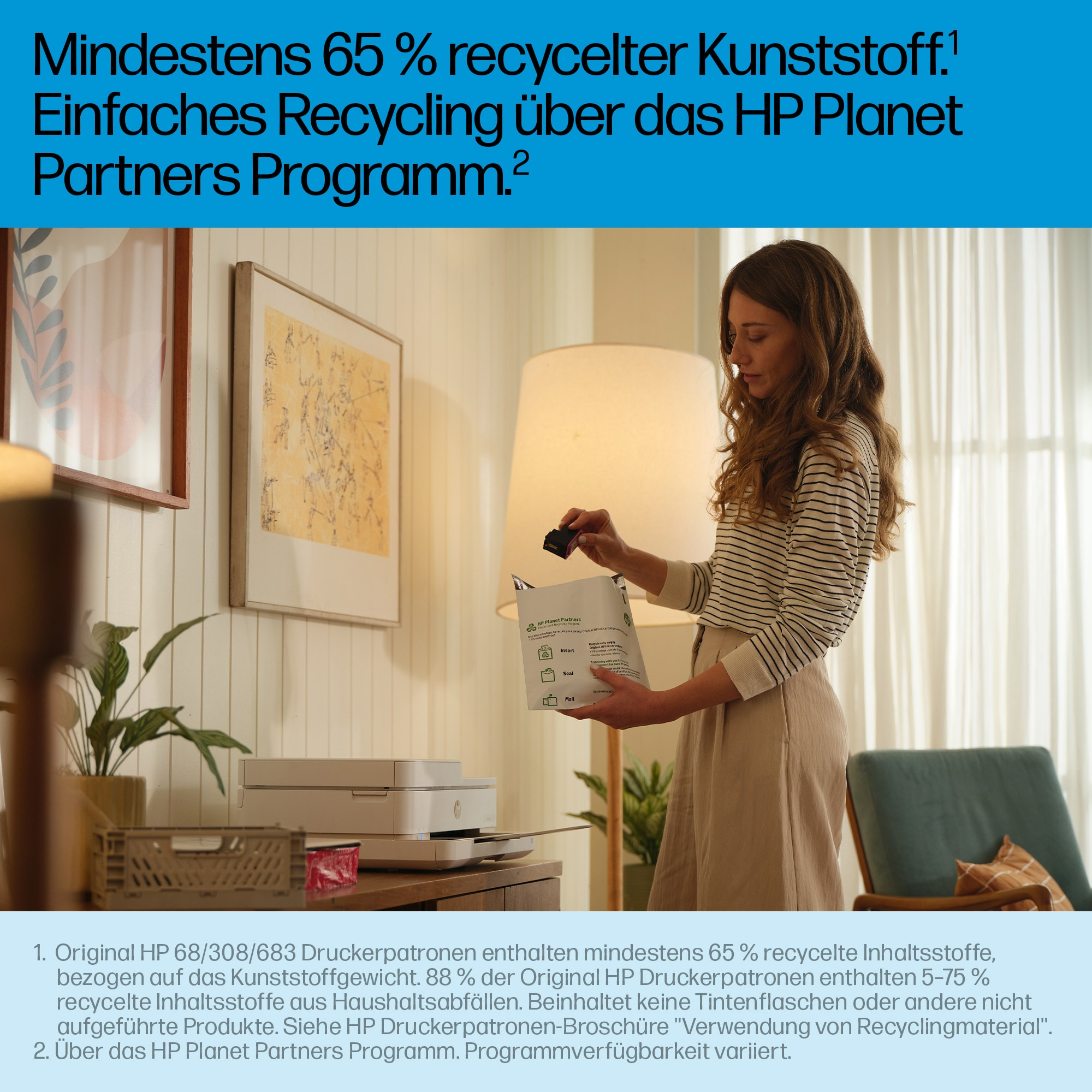 Une femme recycle une cartouche d'imprimante. Elle tient une cartouche au-dessus d'un sac de recyclage. Imprimante et meubles en arrière-plan.