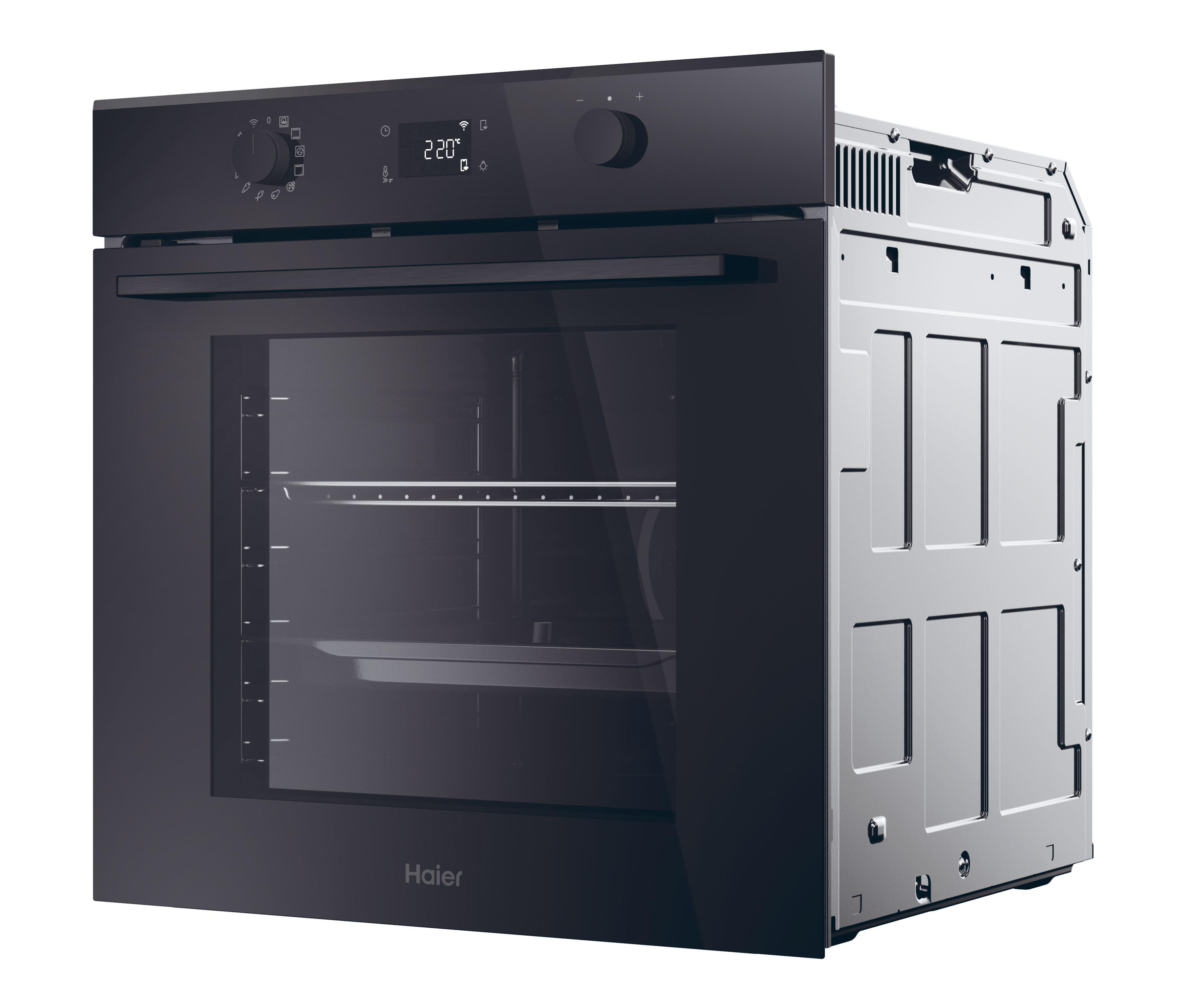 Schwarzer Haier-Backofen mit geöffneter Tür. Innenansicht mit Rosten und einem Tablett. Weißer Hintergrund.