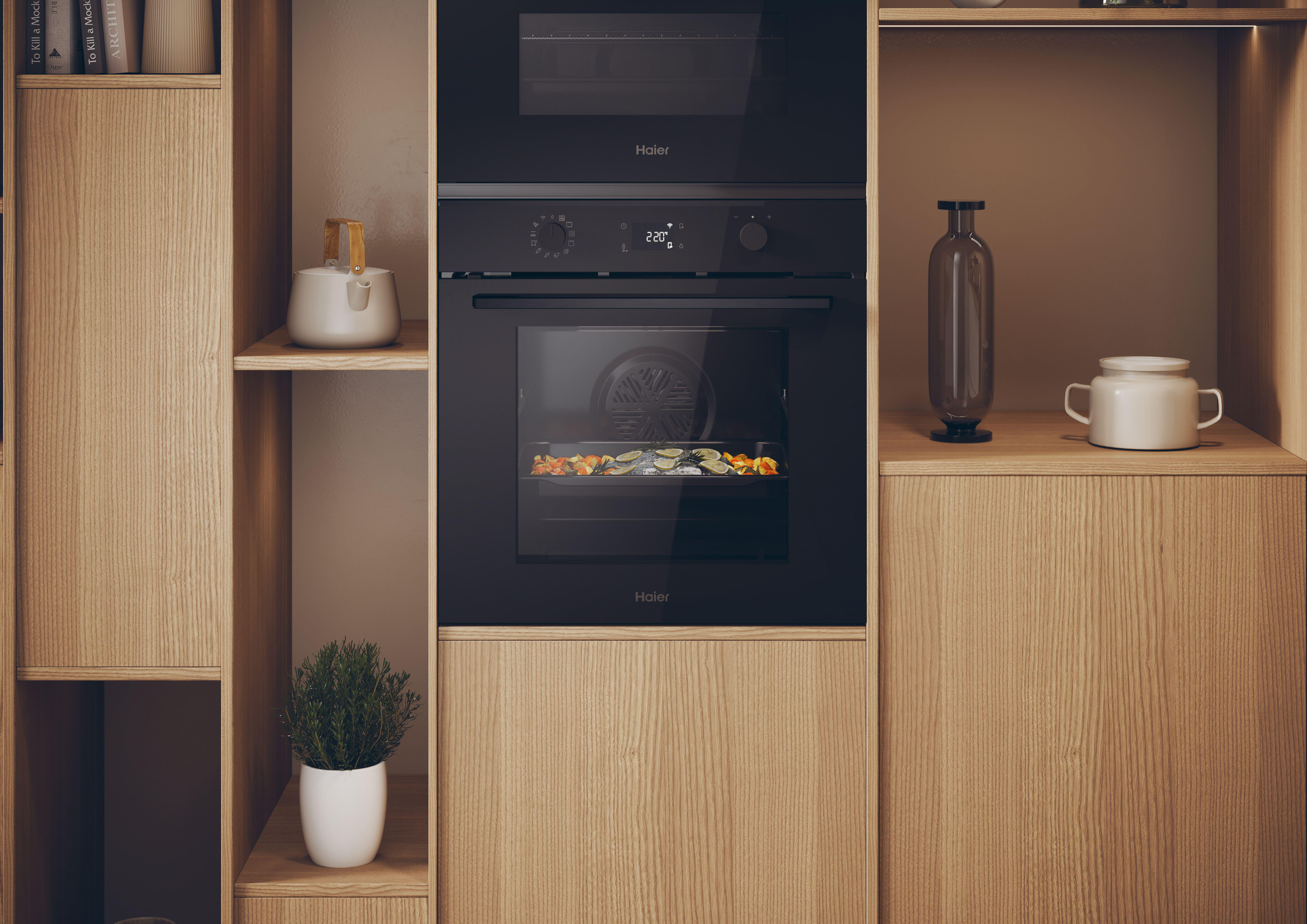 Moderne Küche mit Einbauofen, Mikrowelle und Holzschränken, Essen im Ofen.