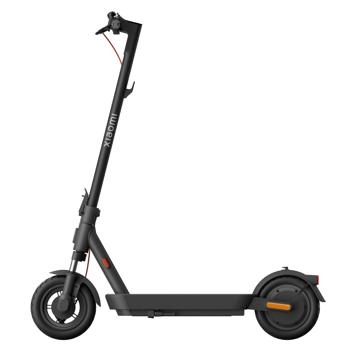 Une trottinette électrique Xiaomi noire sur fond blanc, en angle pour montrer le profil latéral.