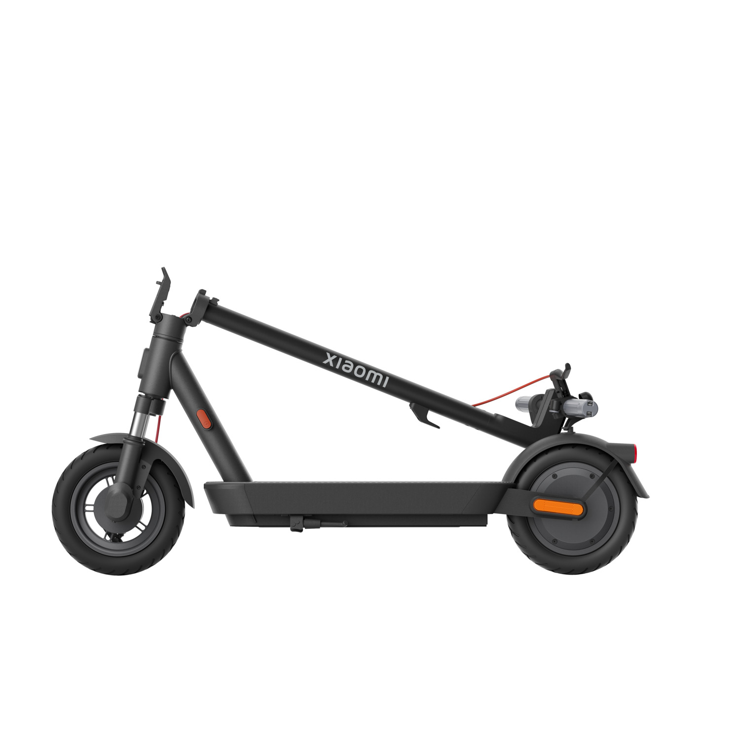 Trottinette électrique Xiaomi noire sur fond blanc. Elle est pliée et a des lumières orange.