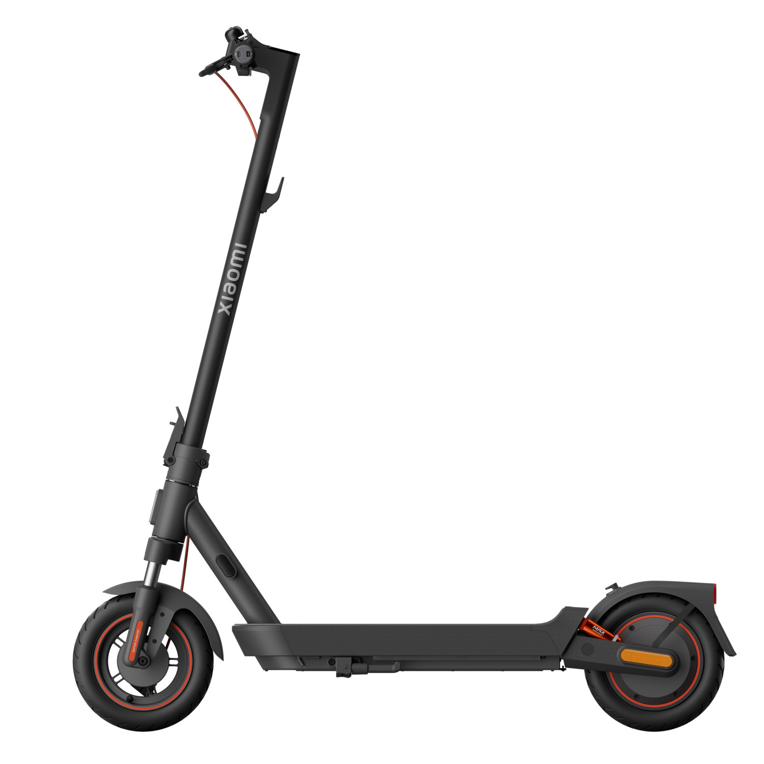 Een zwarte en rode elektrische scooter op een witte achtergrond.
