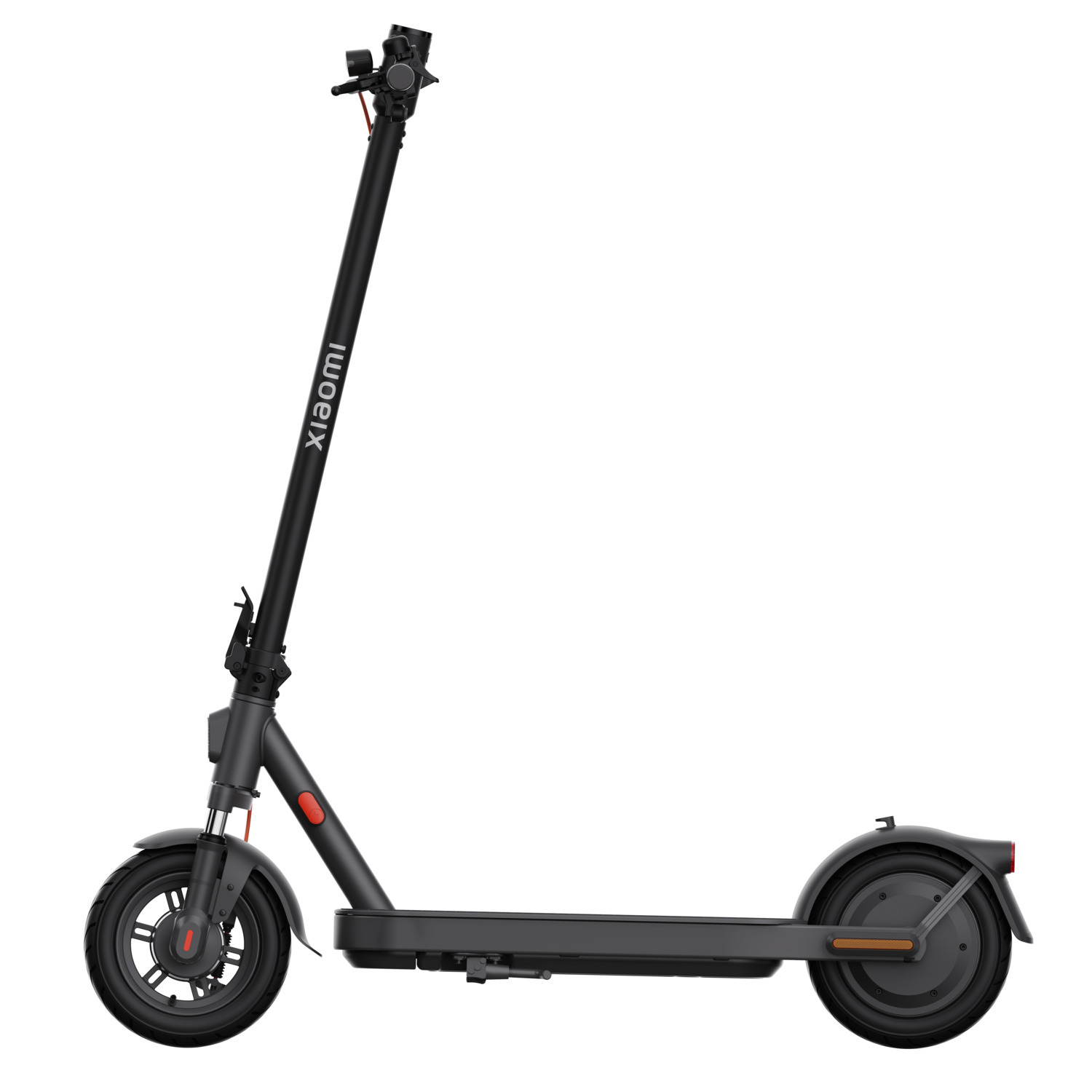 Trottinette électrique Xiaomi noire sur fond blanc, entièrement déployée. La trottinette a un feu stop rouge.
