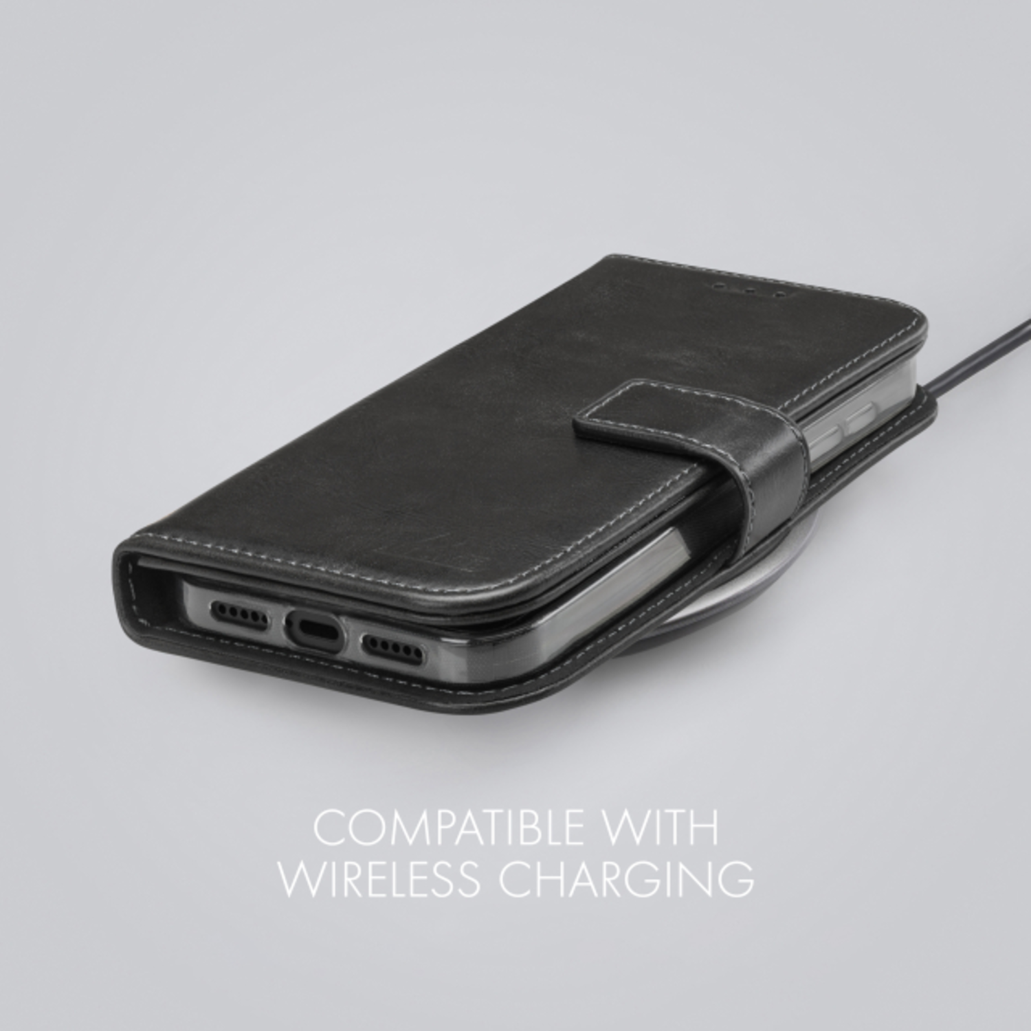 Zwarte telefoonhoes op een draadloze oplader. Tekst: Compatibel met draadloos opladen.