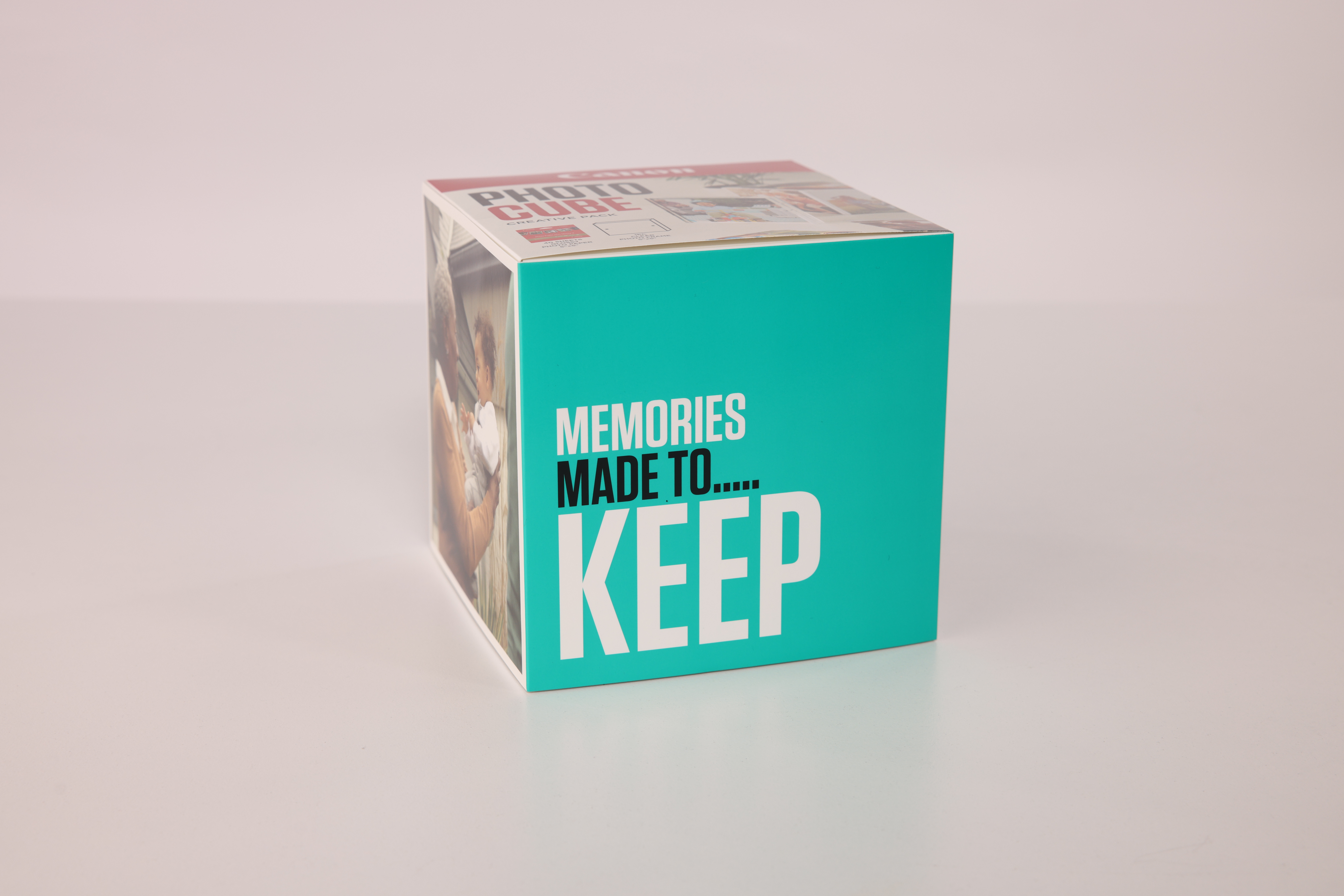 'Memories made to... KEEP' yazılı turkuaz bir kutu. Bir fotoğraf küpü.