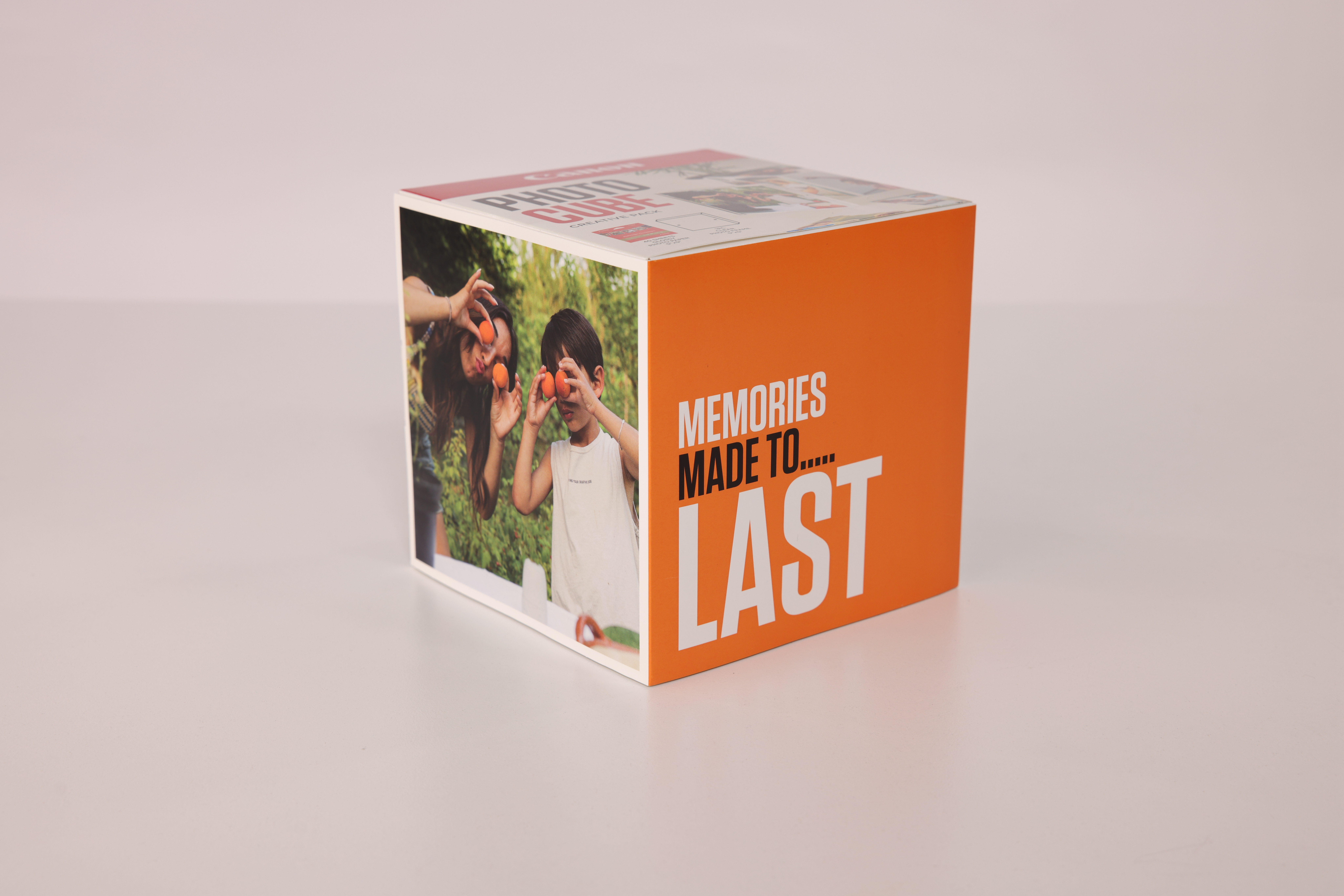 Kadın ve çocuk fotoğrafı olan kutu, metin: 'MEMORIES MADE TO... LAST'.