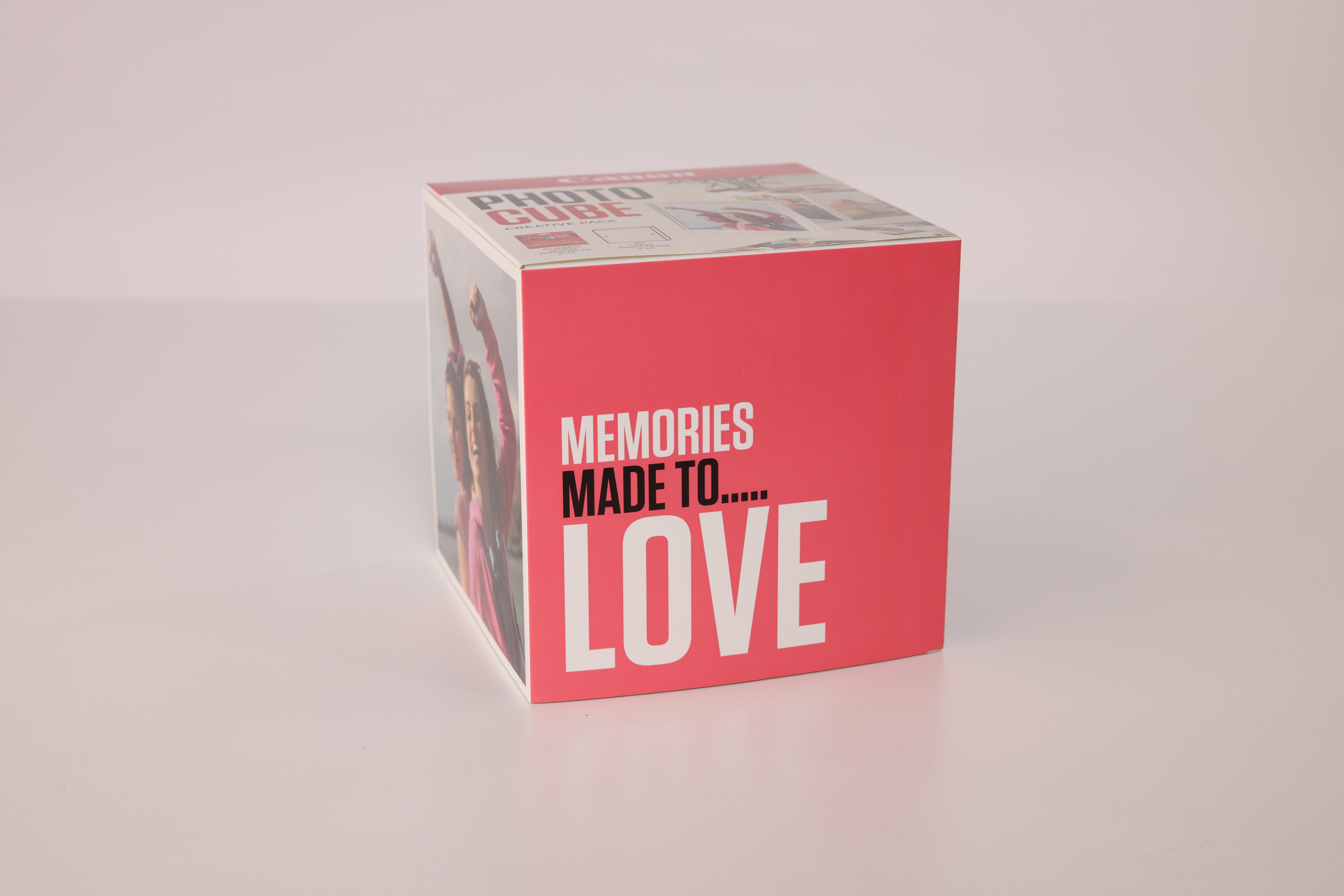 Pembe bir küp, yanlarında "MEMORIES MADE TO... LOVE" ifadesini sergiliyor, beyaz arka plan.