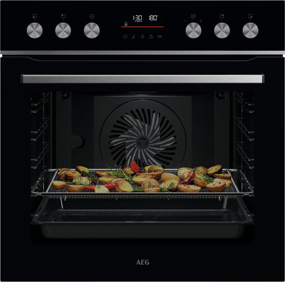 Ein Backofen mit Essen auf einem Rost. Die Tür ist offen.