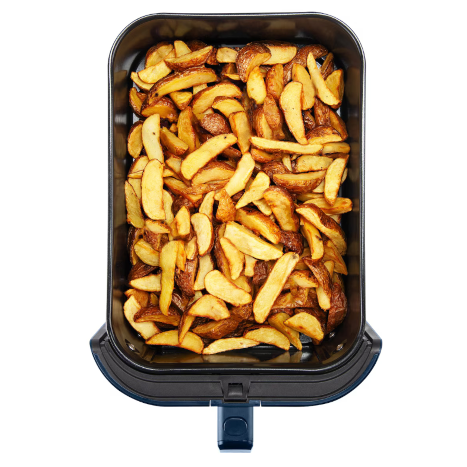 Een bovenaanzicht van een zwarte airfryer-mand gevuld met goudbruine friet.