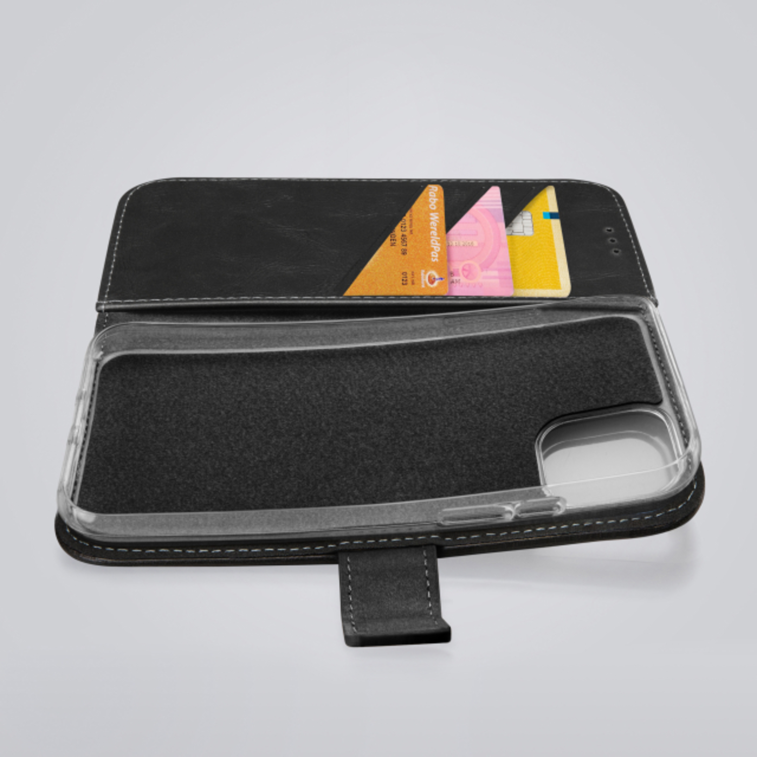 Étui de téléphone en cuir noir ouvert, avec des cartes dans les poches. Coque transparente à l'intérieur.