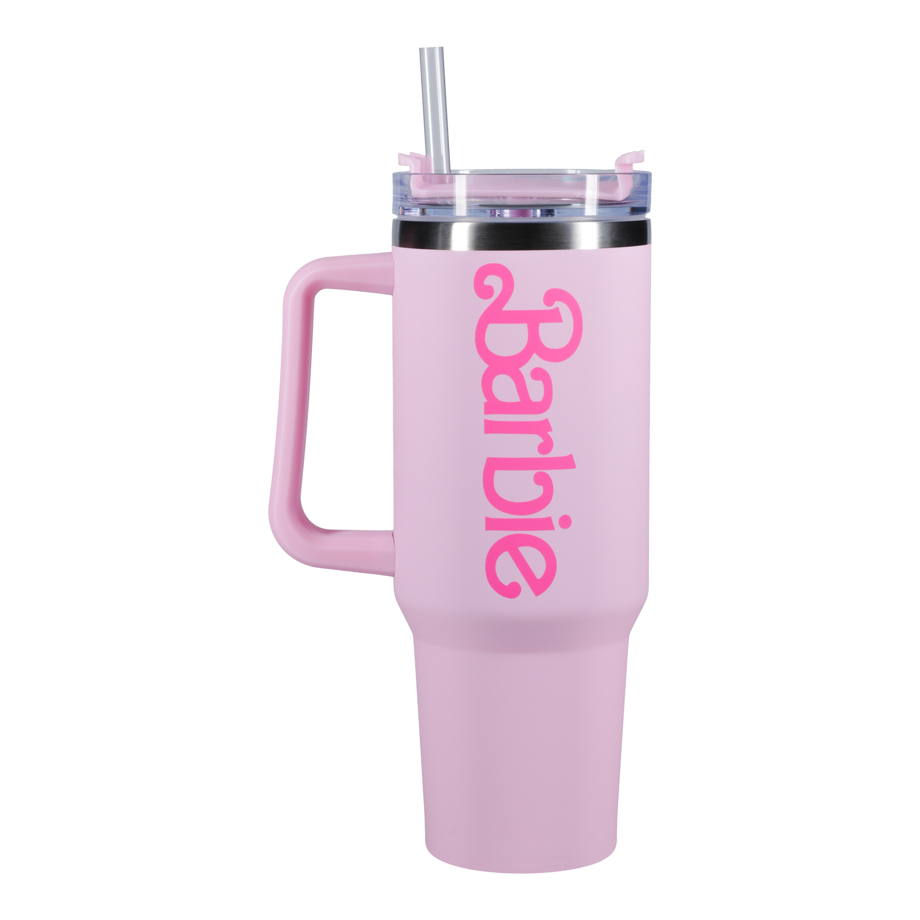 Rosa Becher mit Griff, Strohhalm und Barbie-Text. Der Deckel ist transparent. Weißer Hintergrund.