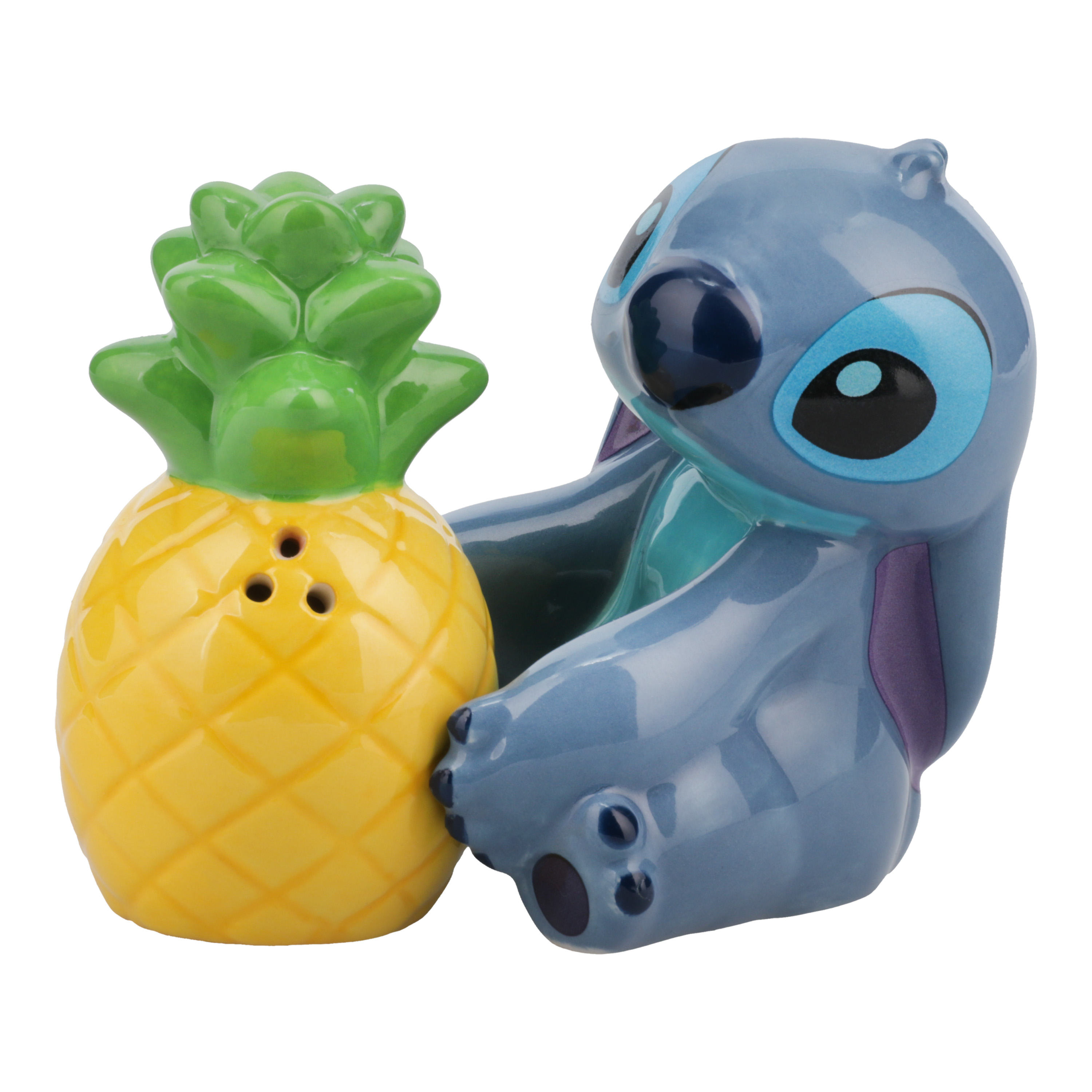 Stitch-Figur hält eine Ananas. Die Ananas hat Löcher und ist gelb/grün.