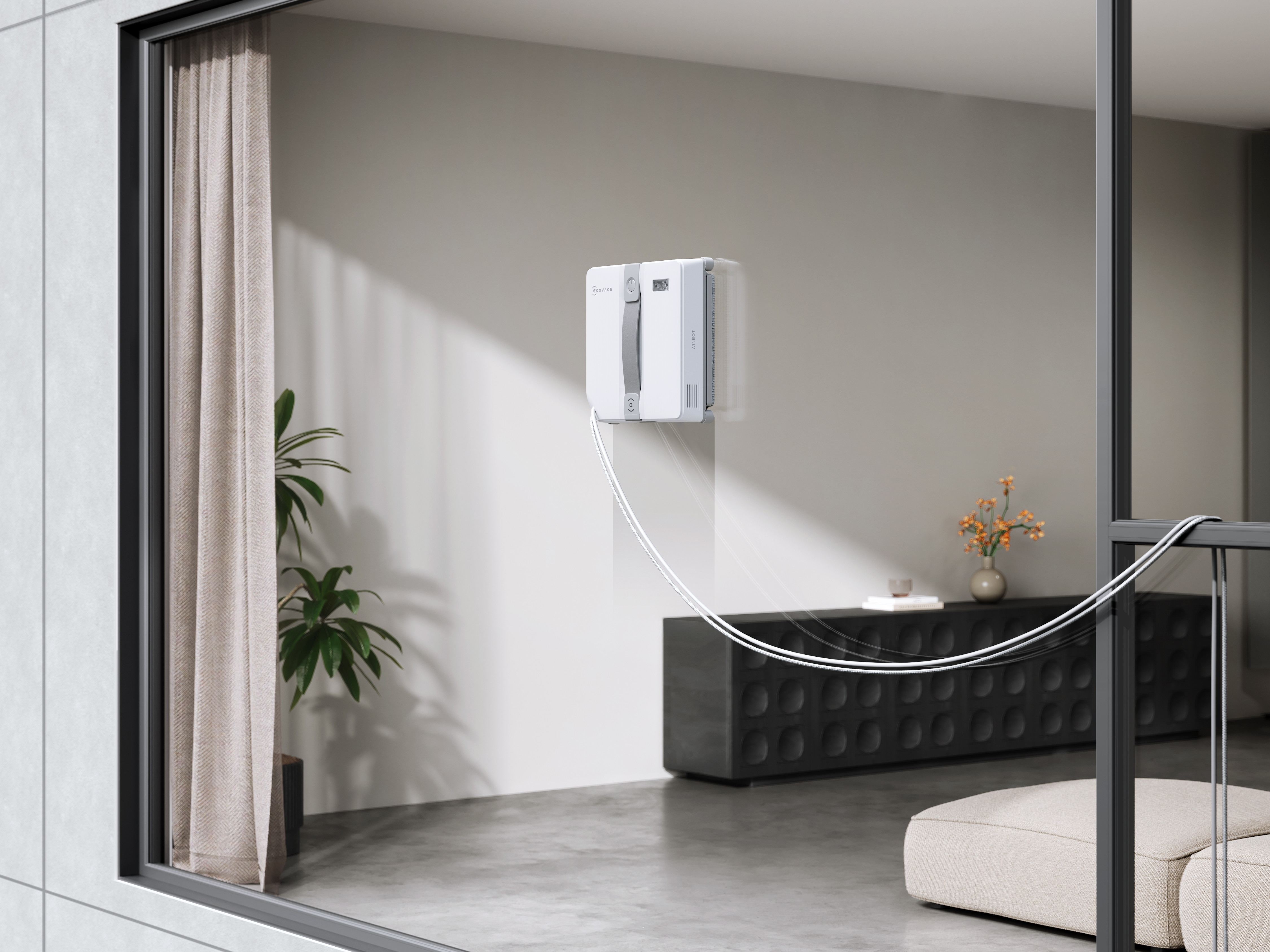 Ein Fensterputzer-Roboter an einem Fenster, im Glas reflektiert, in einem hellen, modernen Raum.