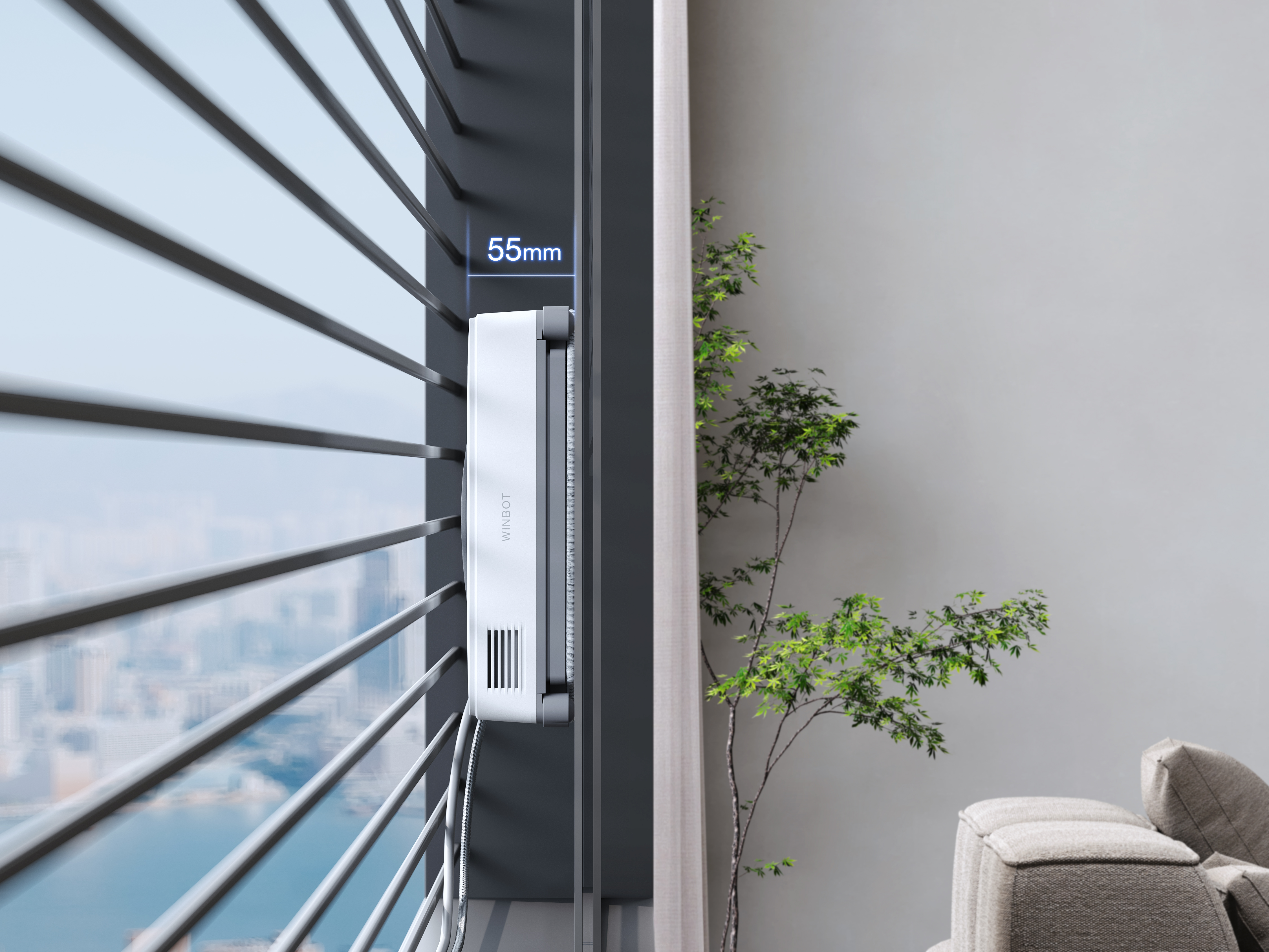 Fensterputzroboter an einem Fenster. Der Roboter ist weiß. Das Fenster hat Jalousien.
