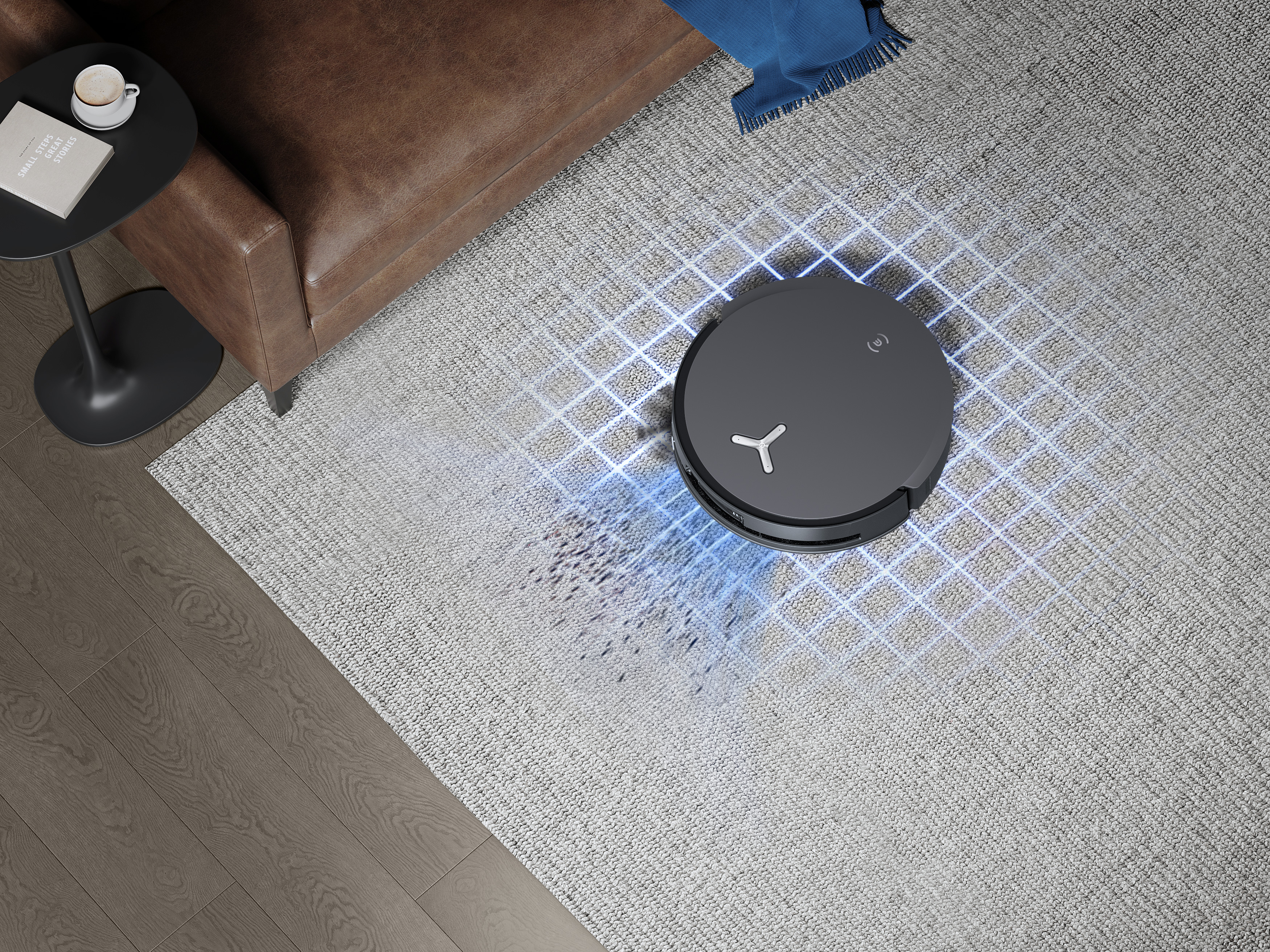 Ein schwarzer Roboter-Staubsauger auf einem Teppich, im Hintergrund eine braune Couch und ein Tisch.