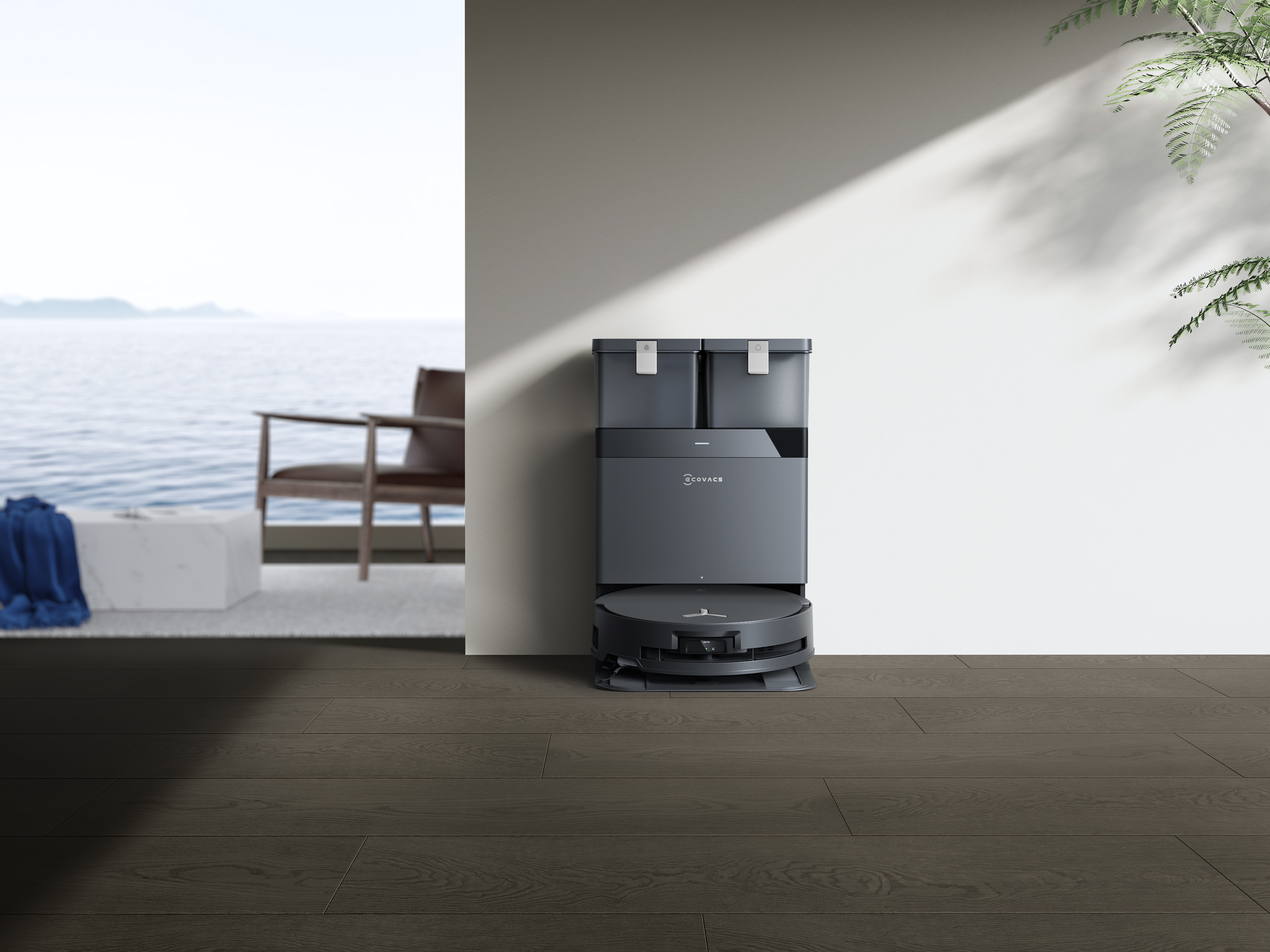 Roboter-Staubsauger mit Ladestation, neben Meerblick, Holzboden.