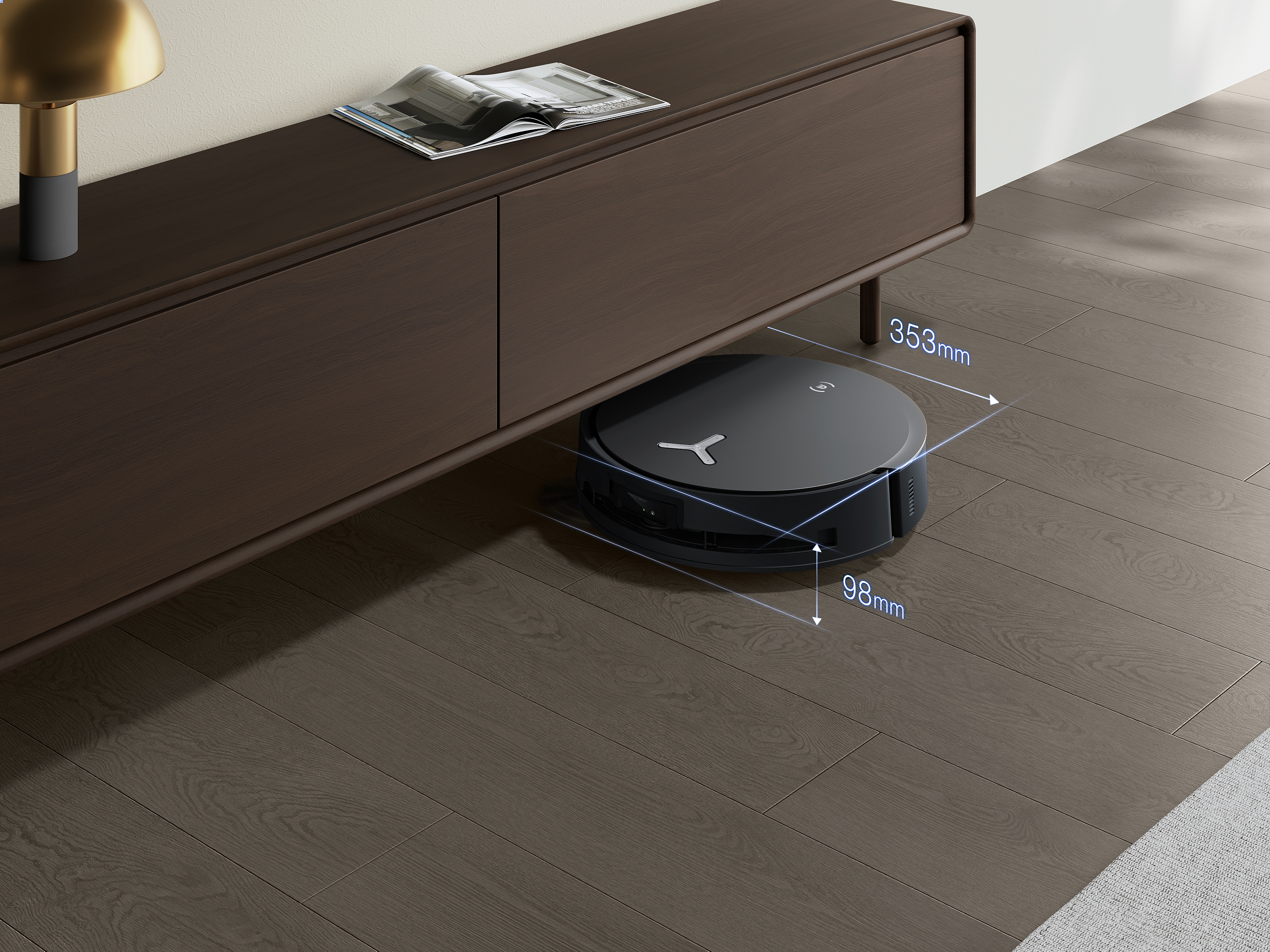 Roboter-Staubsauger unter einem braunen Schrank.
