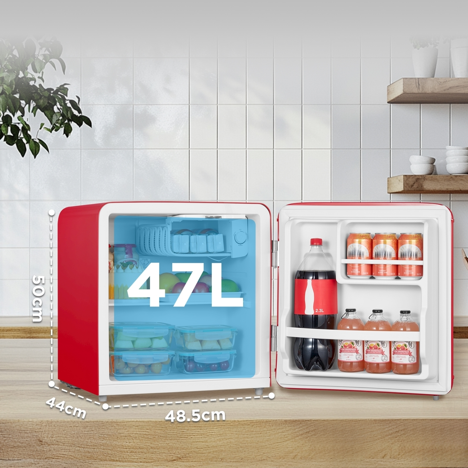 Un mini-frigo rosso è aperto, rivelando ripiani con bevande e contenitori per alimenti.