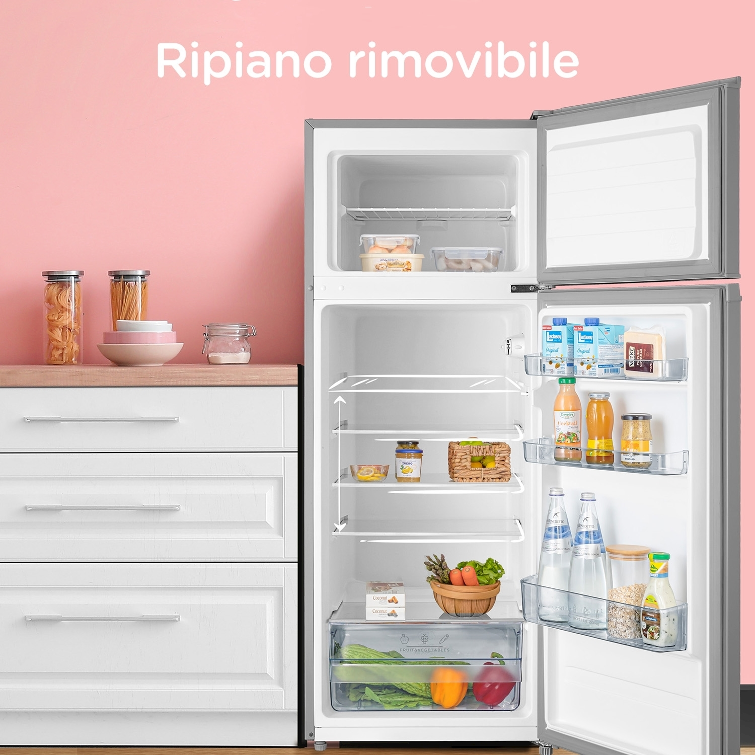 Interno del frigorifero con ripiani e contenuto, inclusi cibo e bevande.