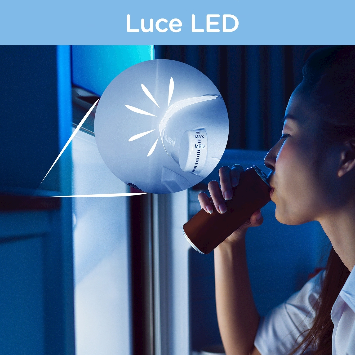 Una donna che beve da una lattina vicino a un frigorifero con una luce LED brillante.