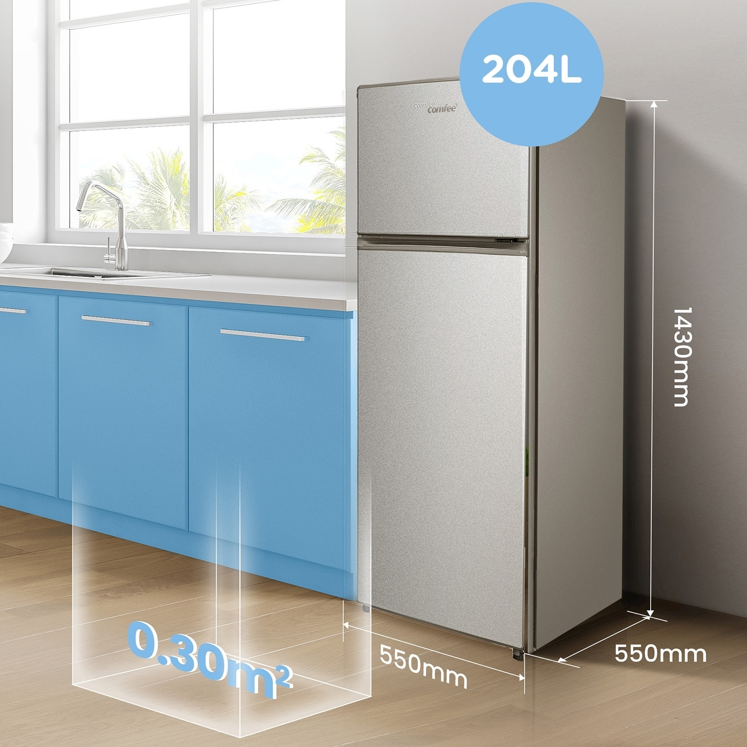 Frigorifero Comfee argentato in una cucina con mobili blu.