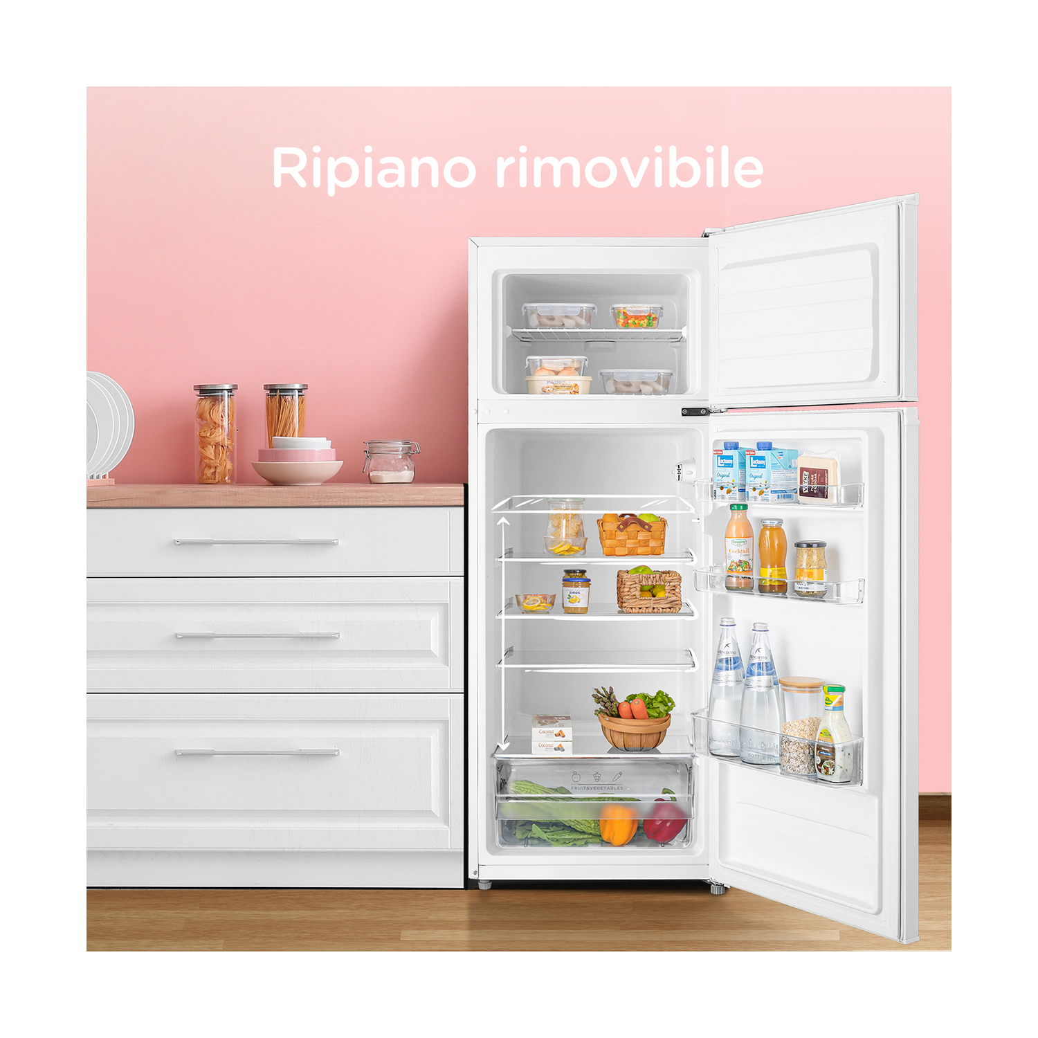 Interno del frigorifero con ripiani e contenuto, inclusi cibo e bevande.