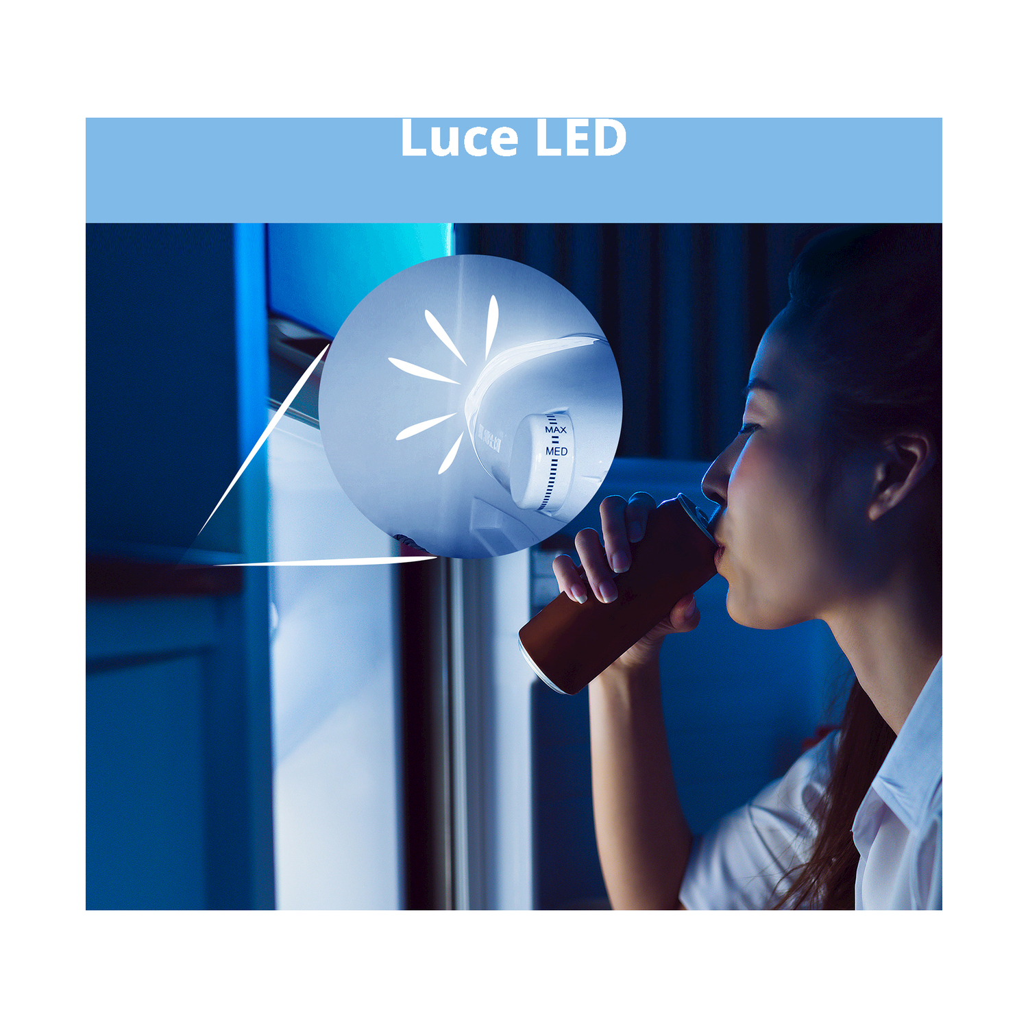 Una donna beve da una lattina vicino a un frigorifero, illuminata da luce blu.