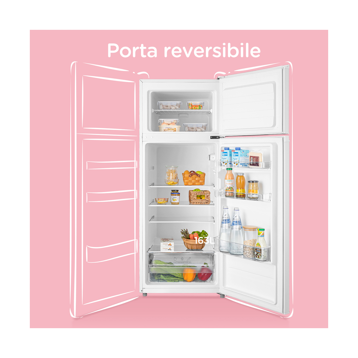 Frigorifero bianco con ante aperte, contenente alimenti sugli scaffali. Sfondo rosa.