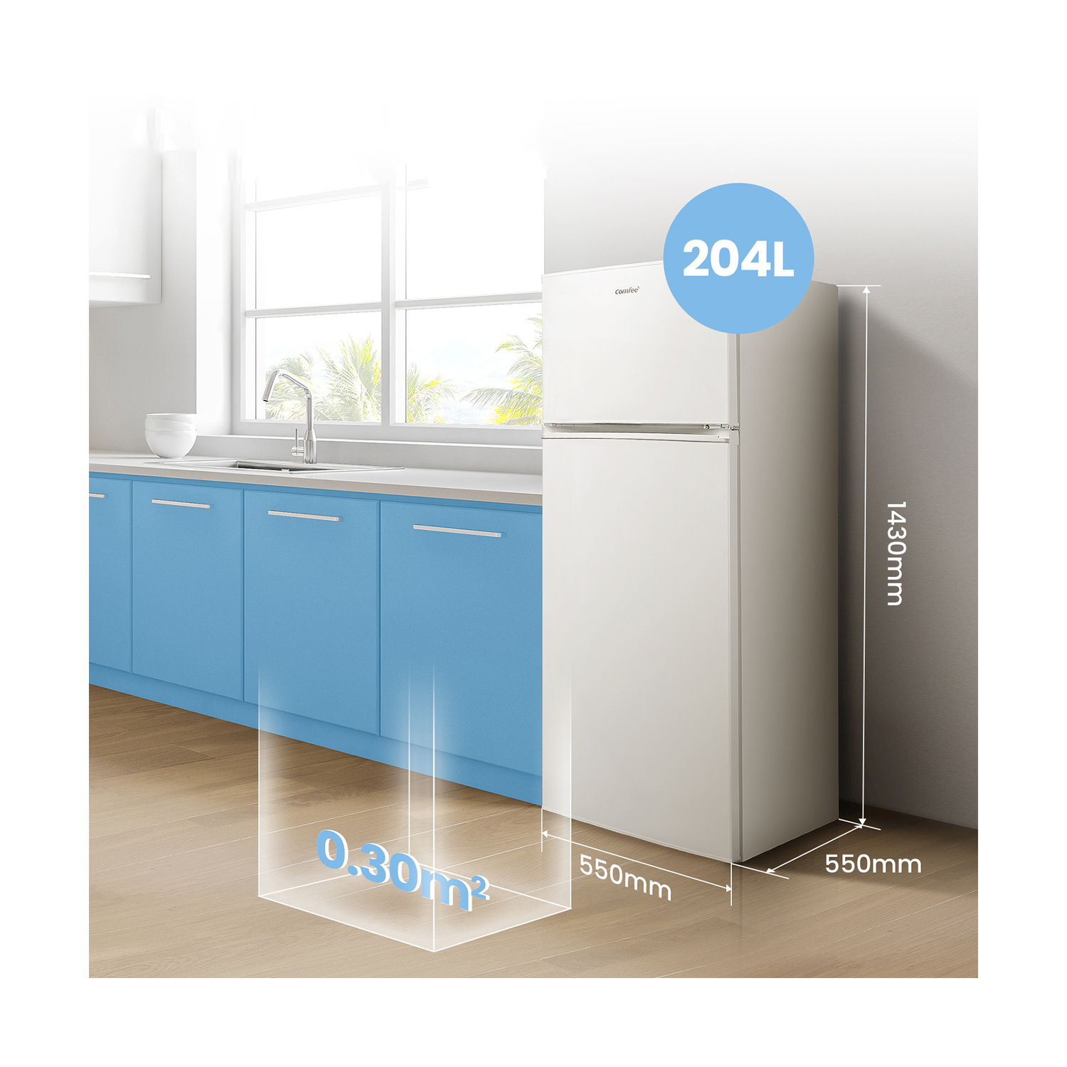 Frigorifero bianco con dimensioni e mobili blu sullo sfondo.
